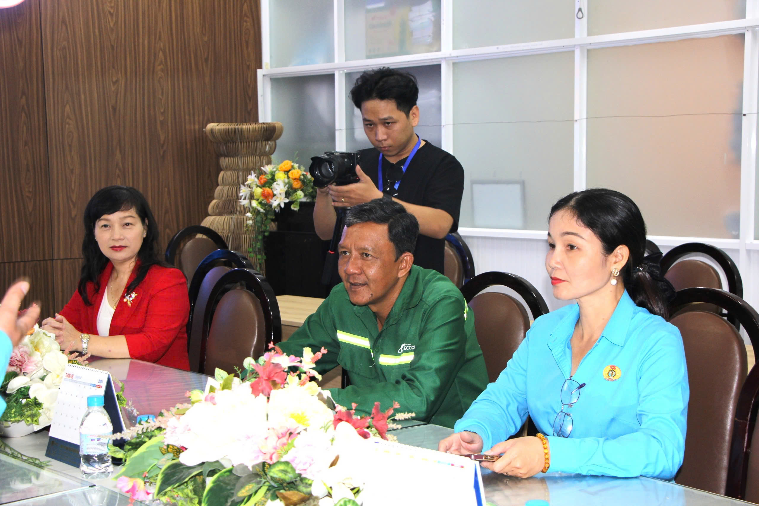 LĐLĐ TP HCM khen thưởng người lao động dũng cảm cứu người trong vụ tai nạn ở cầu Ph&uacute; Mỹ- Ảnh 3.