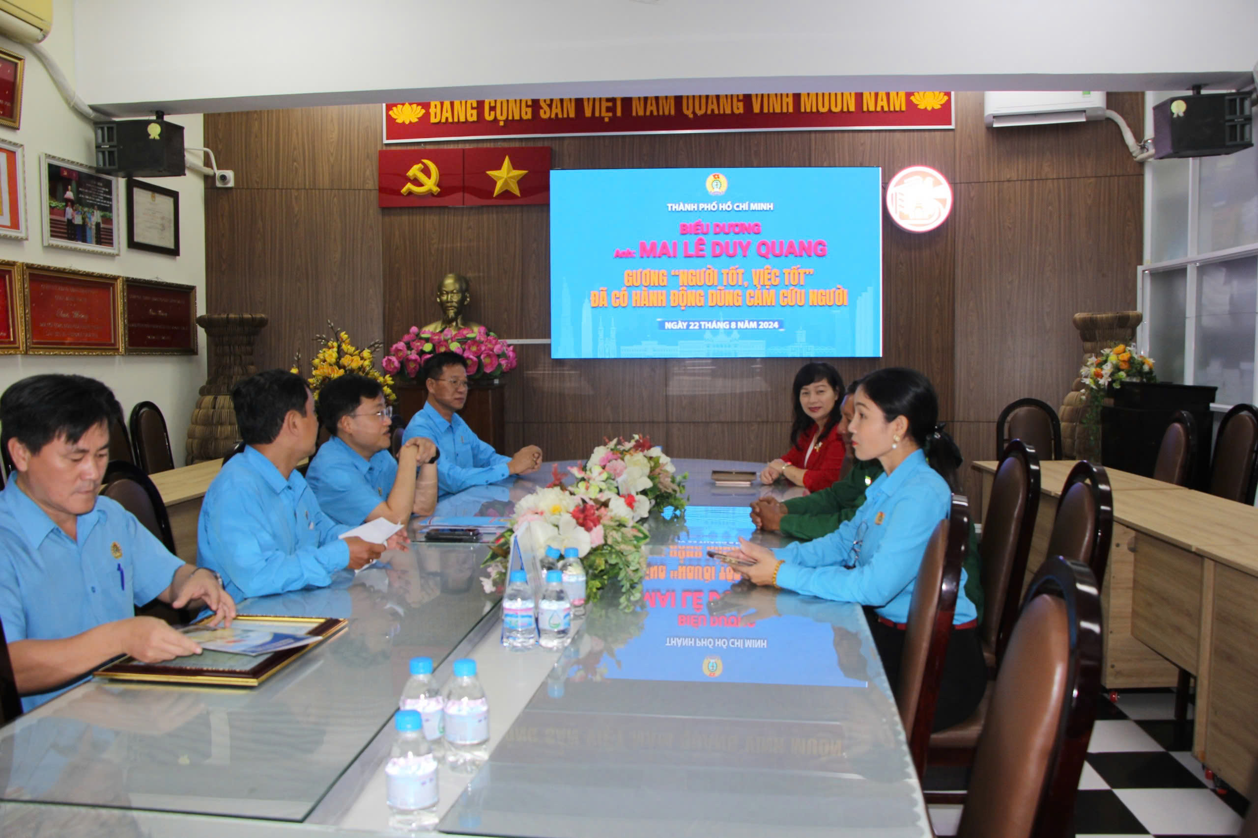 LĐLĐ TP HCM khen thưởng người lao động dũng cảm cứu người trong vụ tai nạn ở cầu Ph&uacute; Mỹ- Ảnh 1.