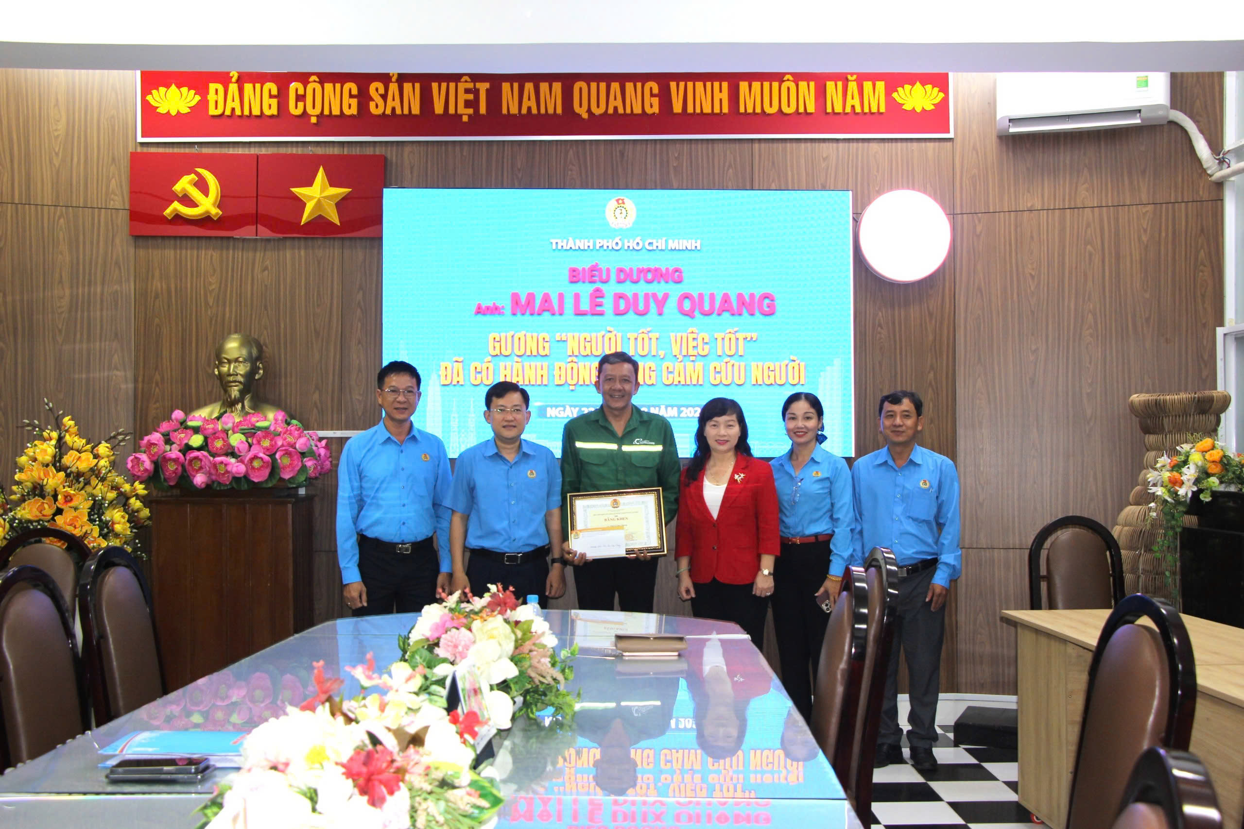 LĐLĐ TP HCM khen thưởng người lao động dũng cảm cứu người trong vụ tai nạn ở cầu Ph&uacute; Mỹ- Ảnh 2.