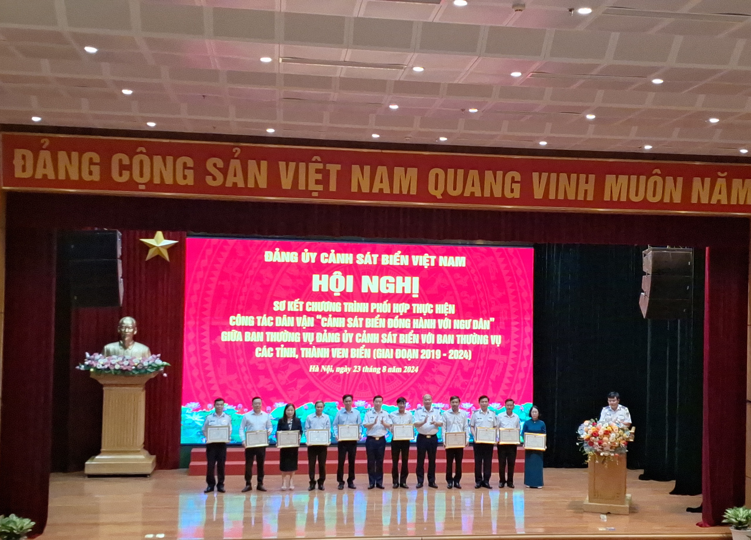 Chương tr&igrave;nh "Cảnh s&aacute;t biển đồng h&agrave;nh với ngư d&acirc;n" l&agrave; điển h&igrave;nh "D&acirc;n vận kh&eacute;o" của Qu&acirc;n đội- Ảnh 4.