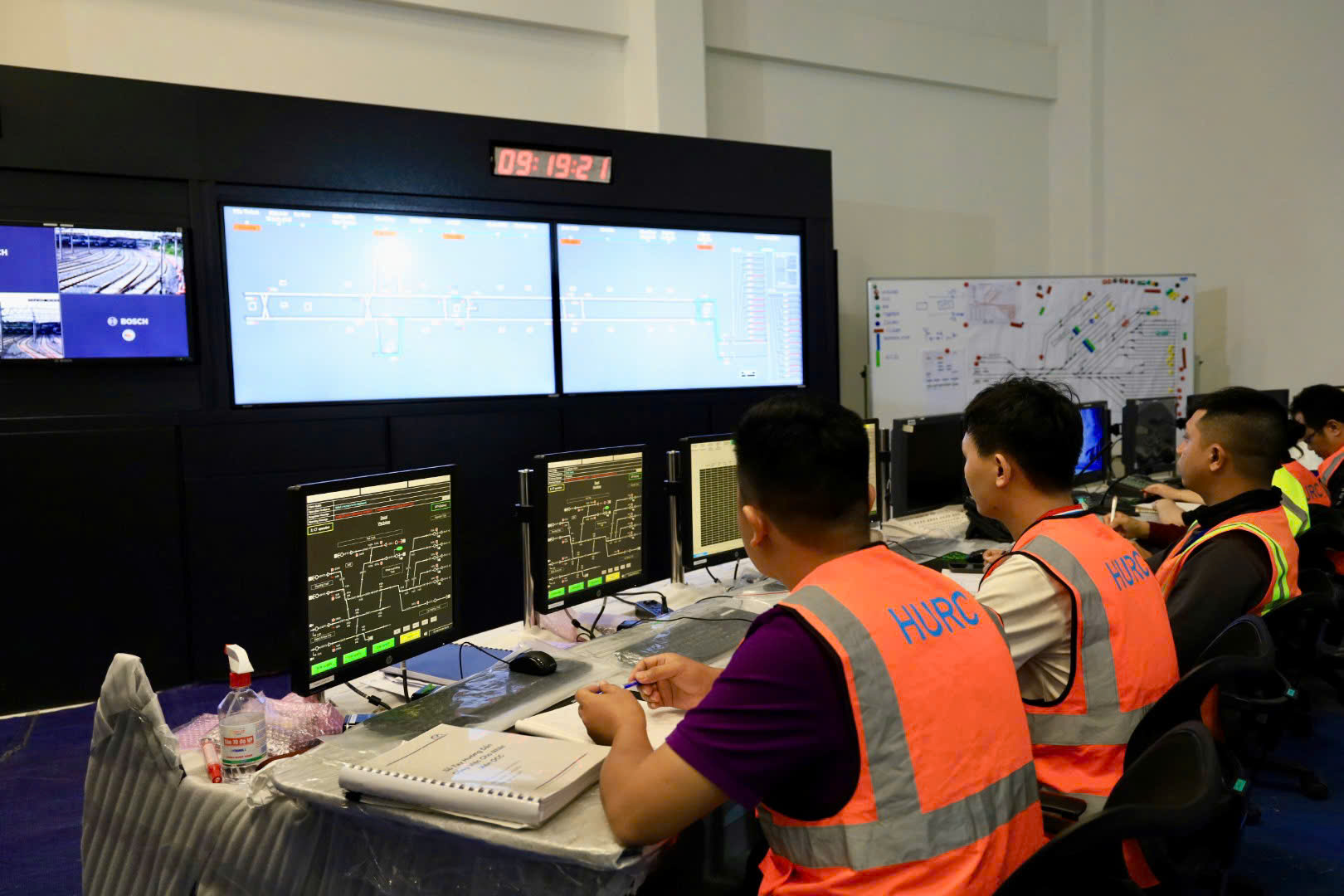 L&aacute;i t&agrave;u người Việt thực h&agrave;nh trực tiếp tr&ecirc;n t&agrave;u Metro số 1- Ảnh 3.