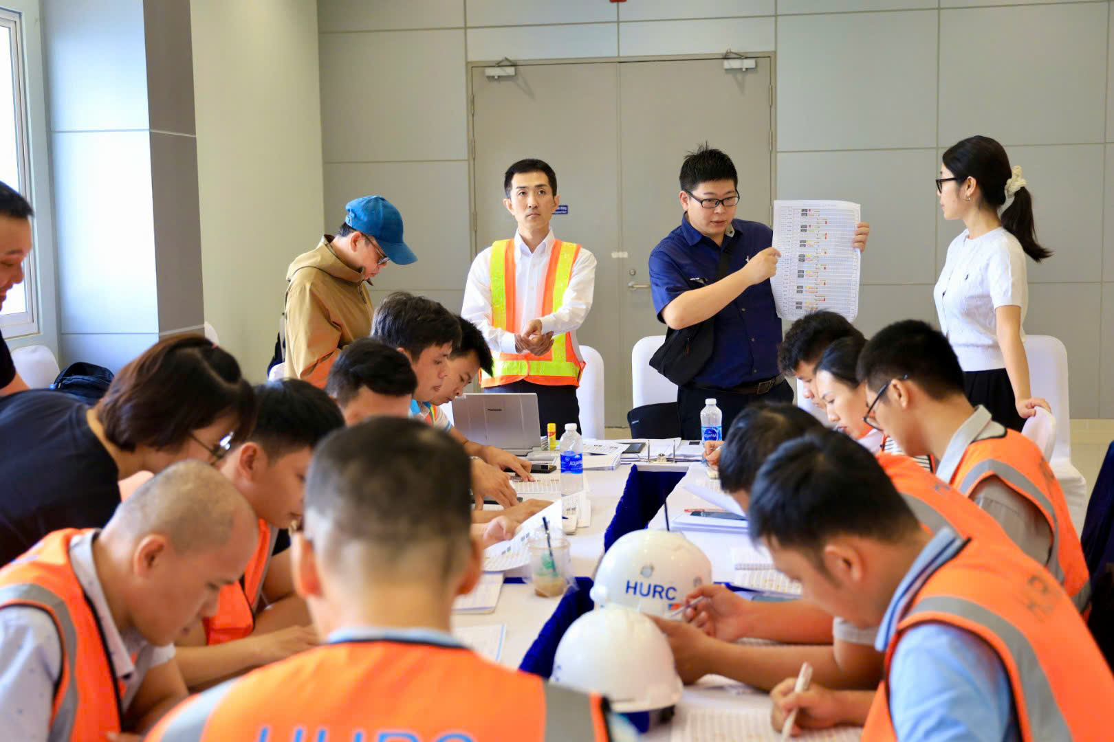 L&aacute;i t&agrave;u người Việt thực h&agrave;nh trực tiếp tr&ecirc;n t&agrave;u Metro số 1- Ảnh 1.
