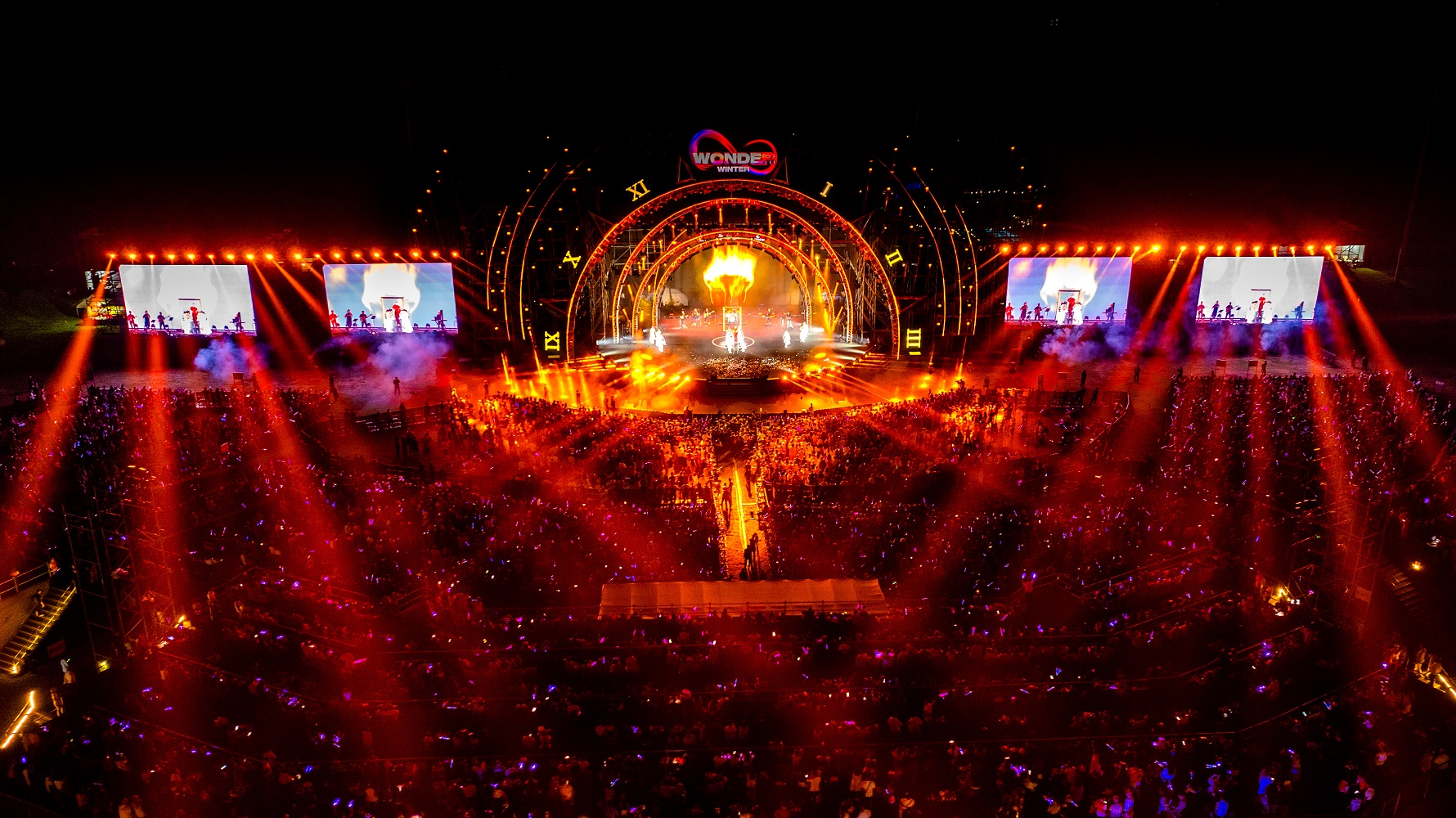 Si&ecirc;u nhạc hội 8Wonder Winter Festival tại Ph&uacute; Quốc quy tụ h&agrave;ng chục ng&agrave;n người