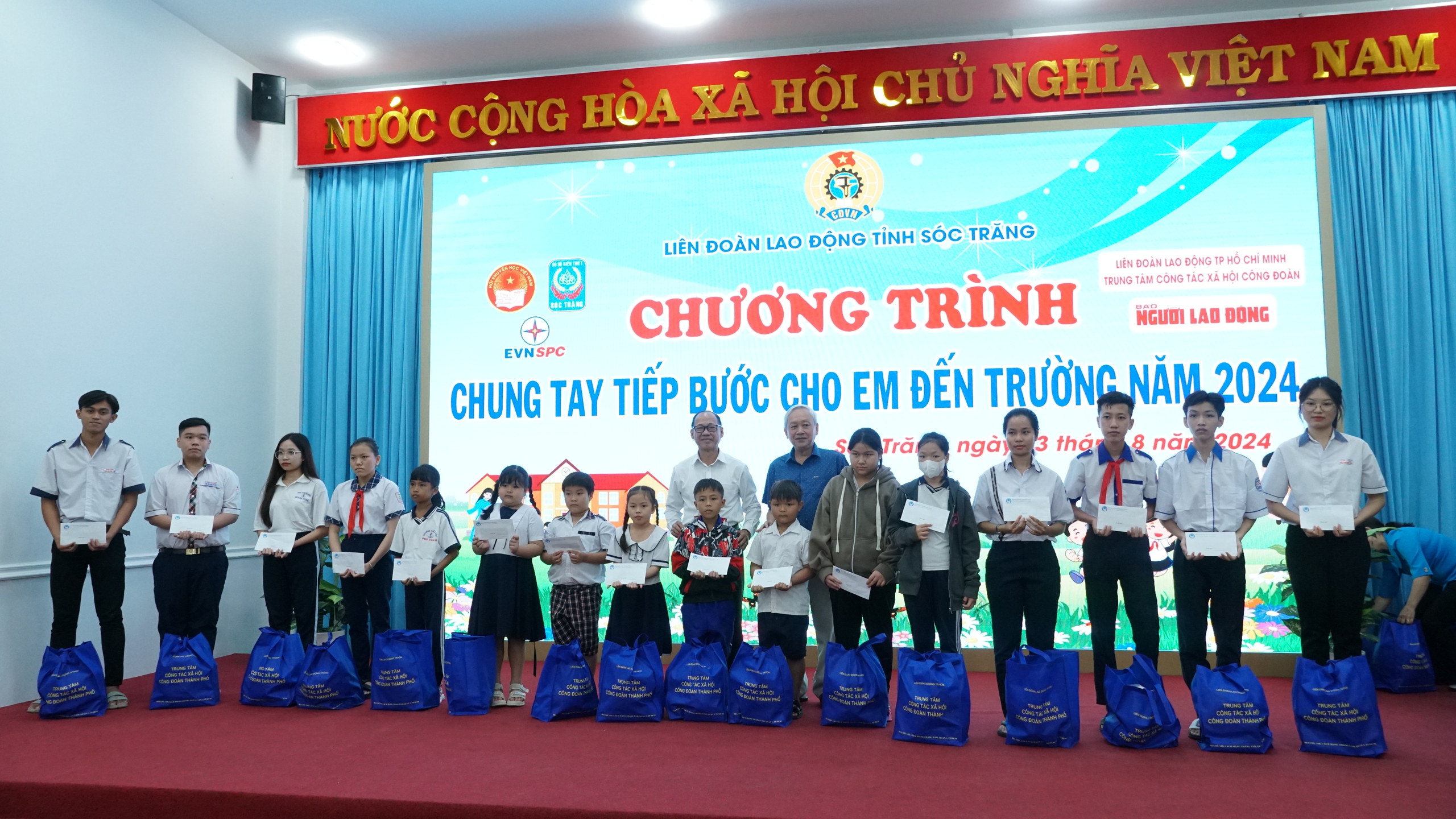 B&aacute;o Người Lao Động chung tay tiếp bước học sinh S&oacute;c Trăng đến trường- Ảnh 5.