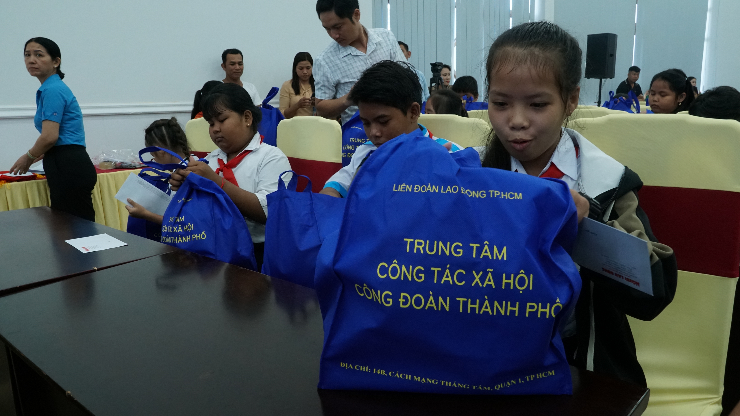 B&aacute;o Người Lao Động chung tay tiếp bước học sinh S&oacute;c Trăng đến trường- Ảnh 16.