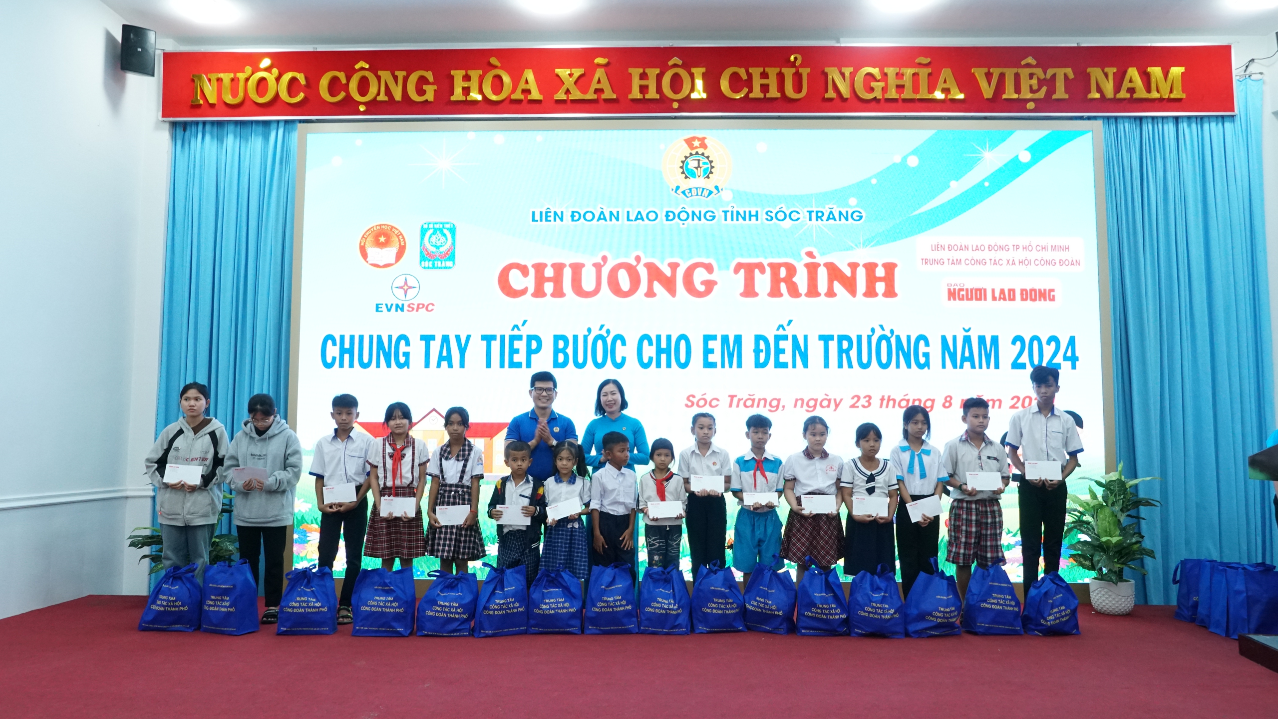 B&aacute;o Người Lao Động chung tay tiếp bước học sinh S&oacute;c Trăng đến trường- Ảnh 12.