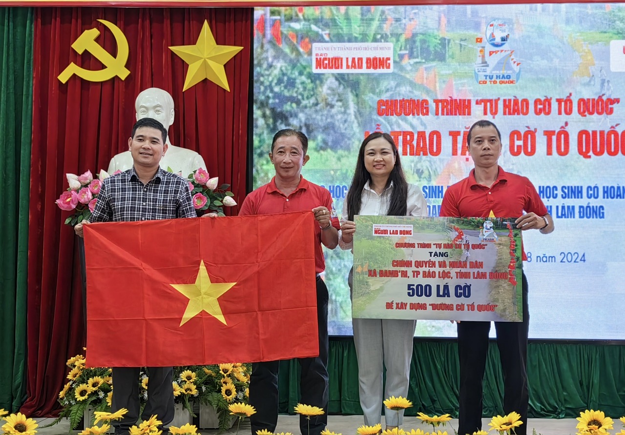 B&aacute;o Người Lao Động tặng 500 l&aacute; cờ Tổ quốc tại L&acirc;m Đồng- Ảnh 1.