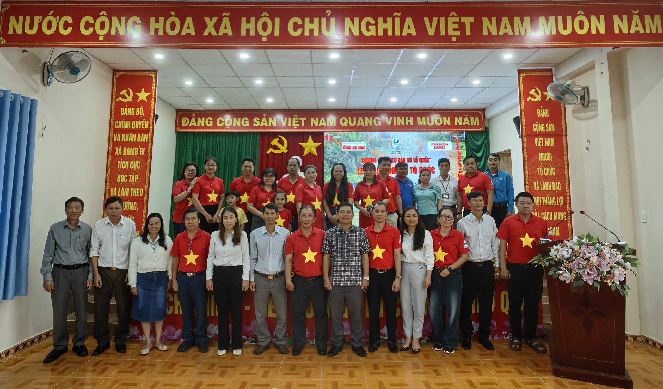 B&aacute;o Người Lao Động tặng 500 l&aacute; cờ Tổ quốc tại L&acirc;m Đồng- Ảnh 5.