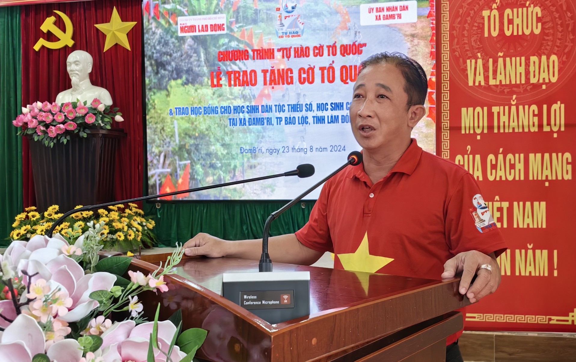 B&aacute;o Người Lao Động tặng 500 l&aacute; cờ Tổ quốc tại L&acirc;m Đồng- Ảnh 4.