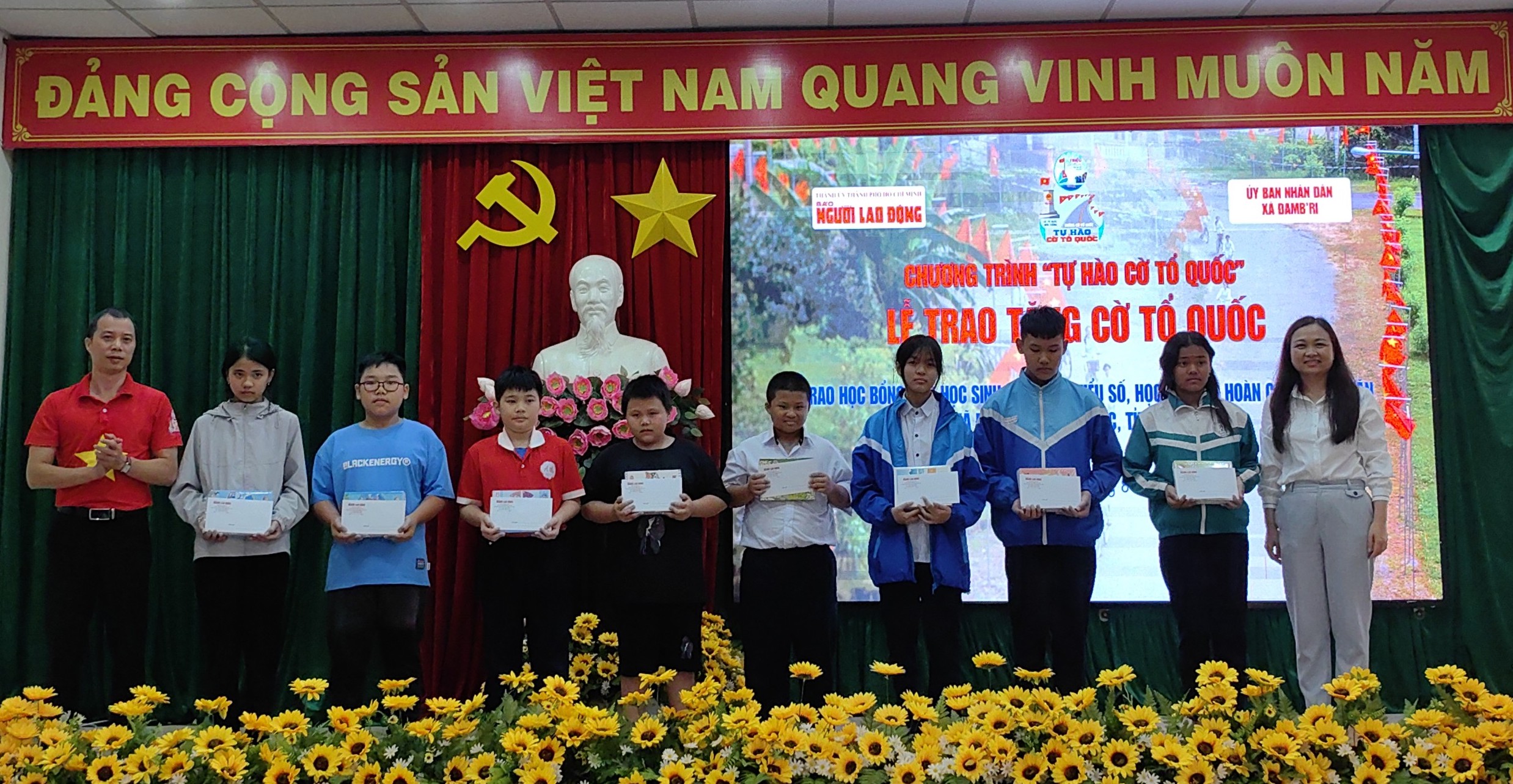 B&aacute;o Người Lao Động tặng 500 l&aacute; cờ Tổ quốc tại L&acirc;m Đồng- Ảnh 3.