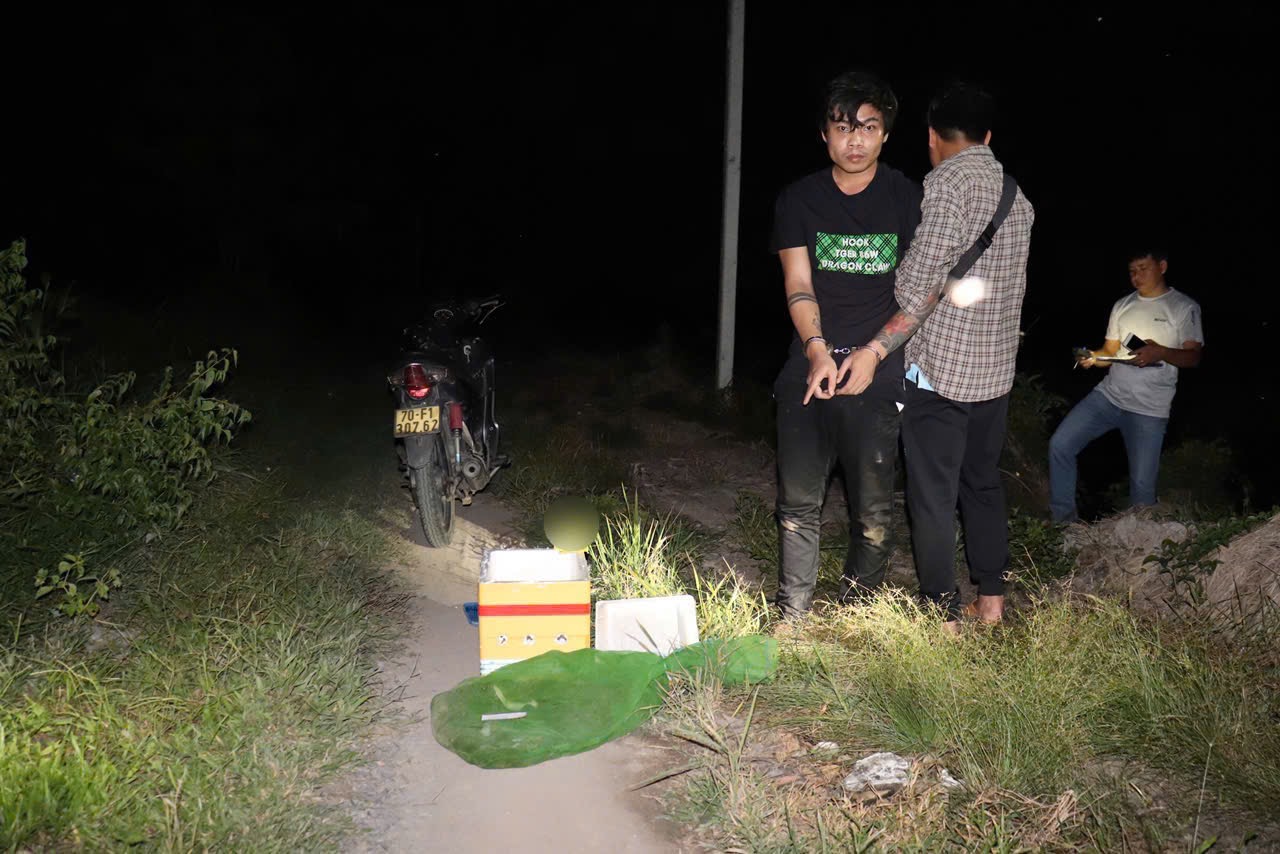 Bị t&igrave;nh nghi v&agrave; kiểm tra giữa đ&ecirc;m, nam thanh ni&ecirc;n hết đường chối c&atilde;i - Ảnh 1.