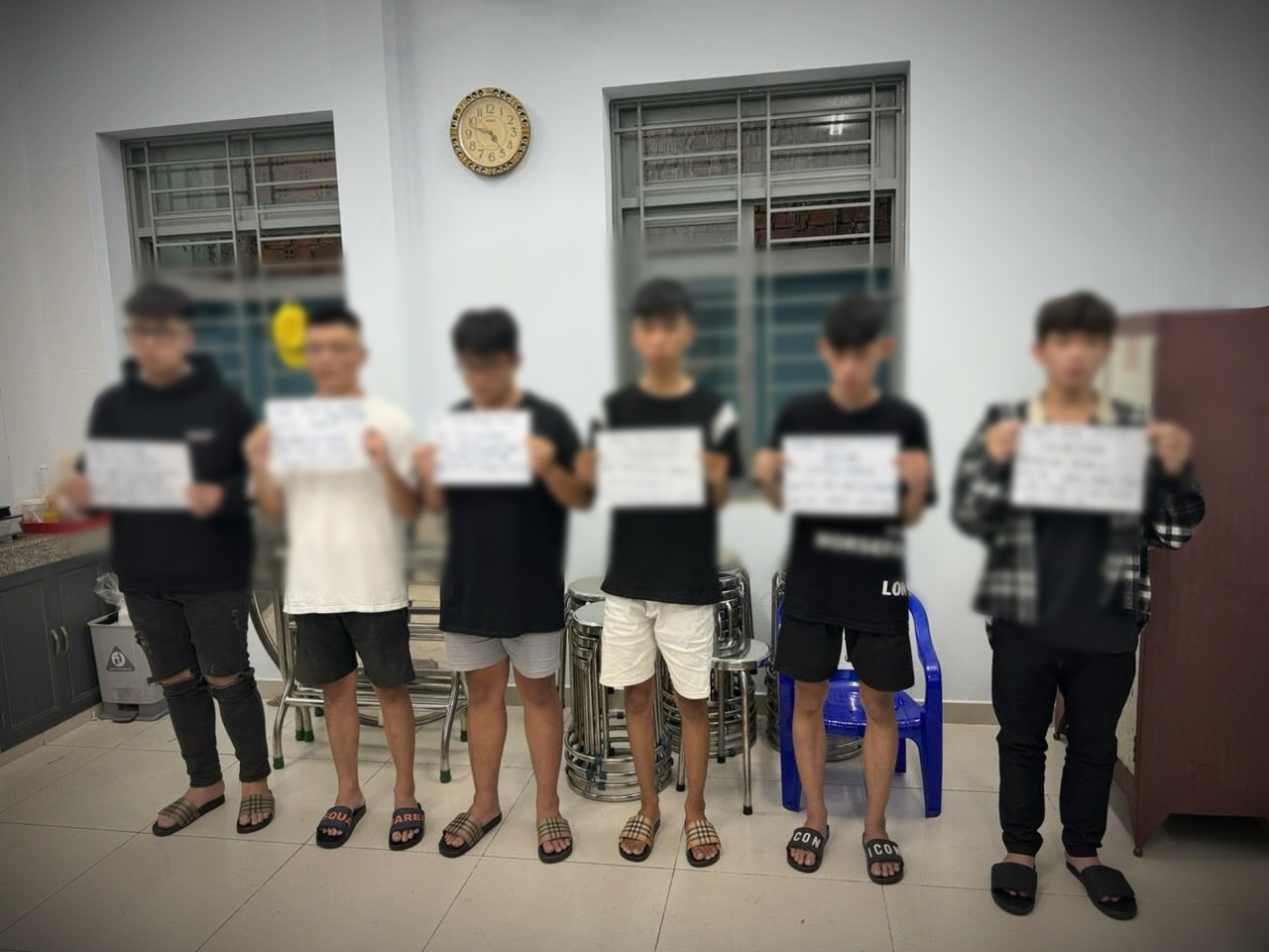 TP HCM: Khởi tố nh&oacute;m "qu&aacute;i xế" nằm tr&ecirc;n y&ecirc;n xe lạng l&aacute;ch, đ&aacute;nh v&otilde;ng- Ảnh 1.