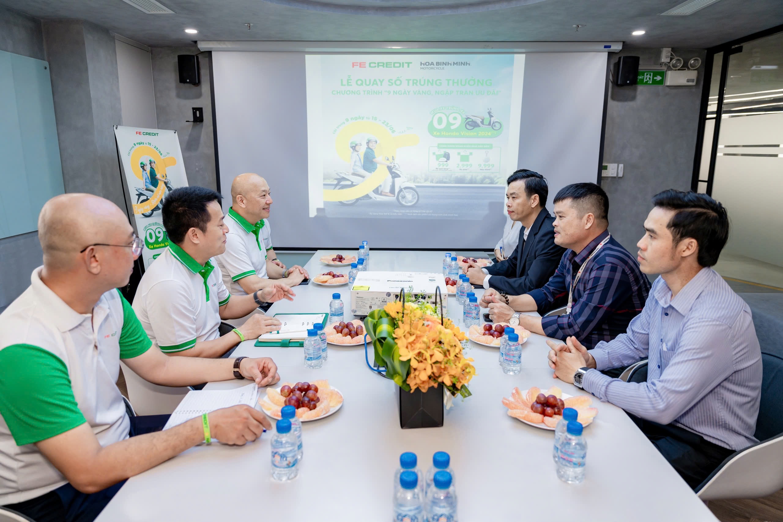 Đại diện FE CREDIT v&agrave; đại điện đại l&yacute; ủy nhiệm ph&acirc;n phối xe m&aacute;y H&ograve;a B&igrave;nh Minh trao đổi về kế hoạch ph&aacute;t triển. Ảnh FE CREDIT.