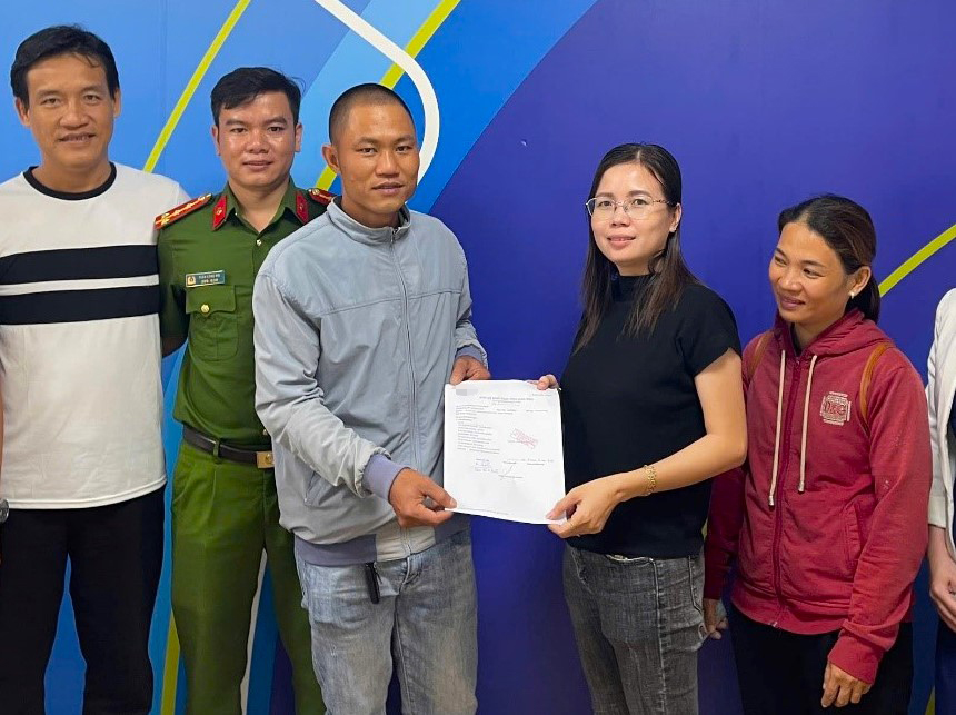 Nam thanh ni&ecirc;n đến c&ocirc;ng an nhờ t&igrave;m người đ&atilde; chuyển nhầm 3 tỉ đồng - Ảnh 1.