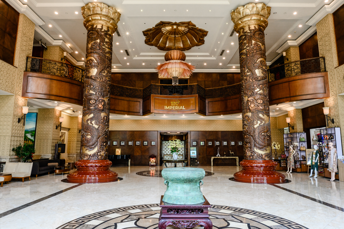 A large hall with columns and a fountain Description automatically generated with medium confidence