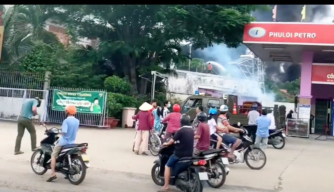 Ch&aacute;y ng&ugrave;n ngụt gần c&acirc;y xăng v&agrave; chợ ở B&igrave;nh Dương, nhiều người th&aacute;o chạy- Ảnh 2.