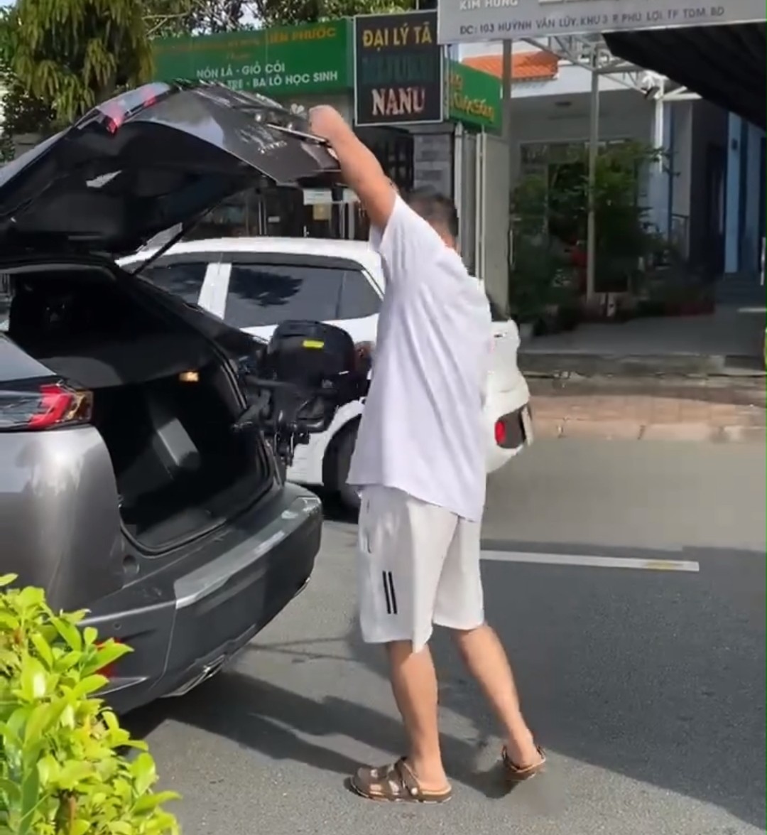 B&igrave;nh Dương: Người đ&agrave;n &ocirc;ng thản nhi&ecirc;n dừng &ocirc; t&ocirc; giữa đường, g&acirc;y bức x&uacute;c- Ảnh 2.