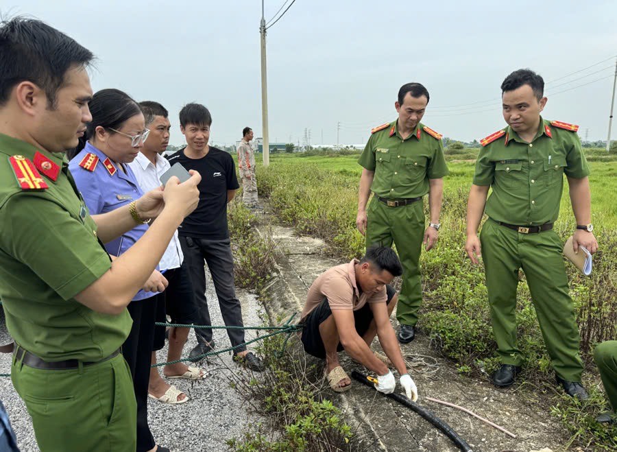 Ổ nh&oacute;m ở Thanh H&oacute;a g&acirc;y ra h&agrave;ng loạt vụ trộm cắp d&acirc;y c&aacute;p điện trị gi&aacute; hơn 6 tỉ đồng- Ảnh 2.