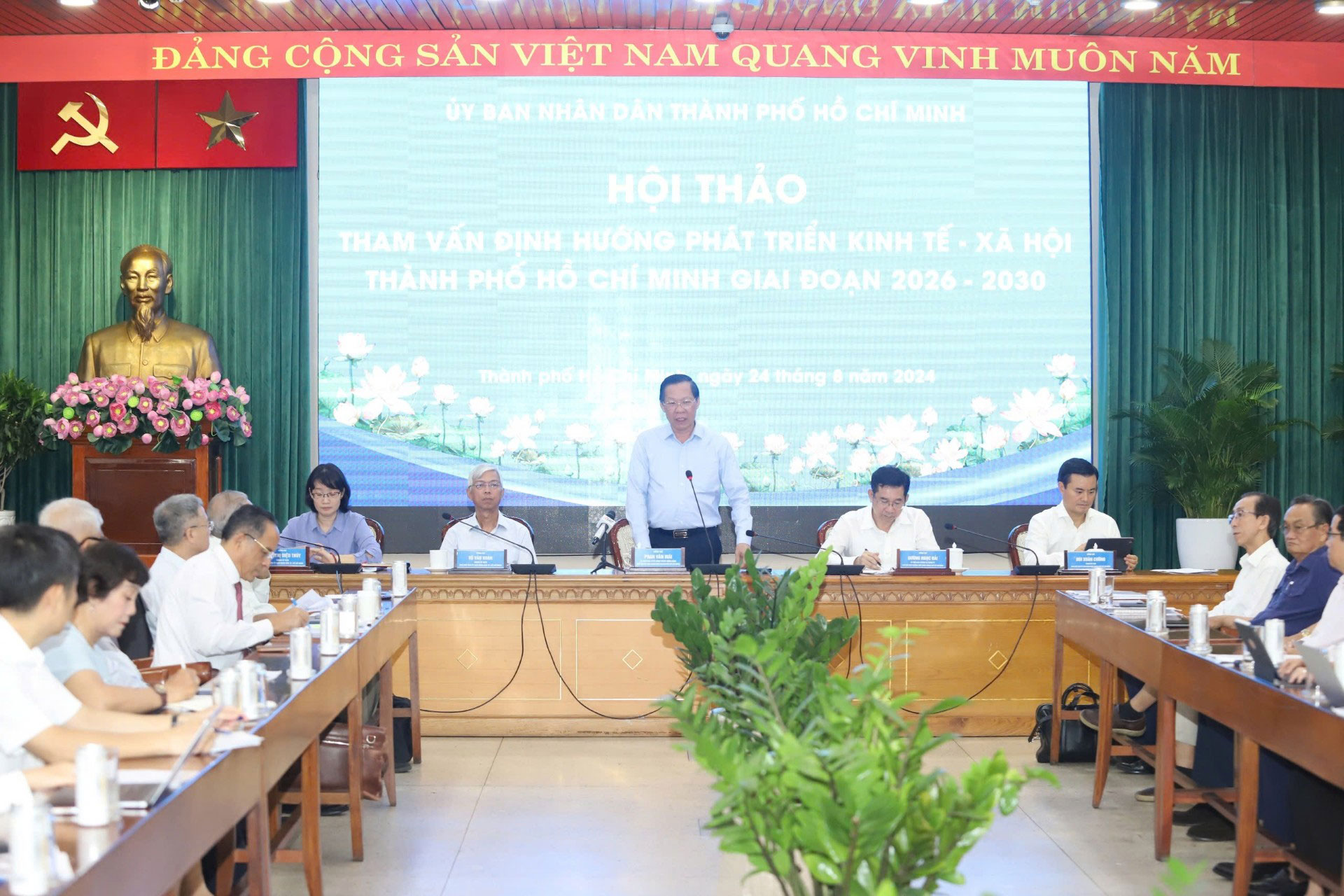 Chủ tịch UBND TP HCM Phan Văn M&atilde;i ph&aacute;t biểu kết luận hội thảo