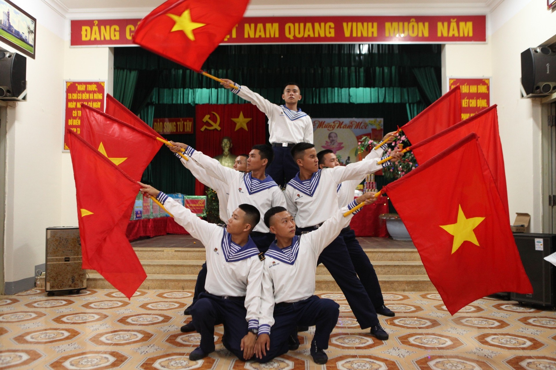 Cuộc thi viết &ldquo;Chủ quyền quốc gia bất khả x&acirc;m phạm&rdquo;: Dưới b&oacute;ng cờ Trường Sa- Ảnh 1.
