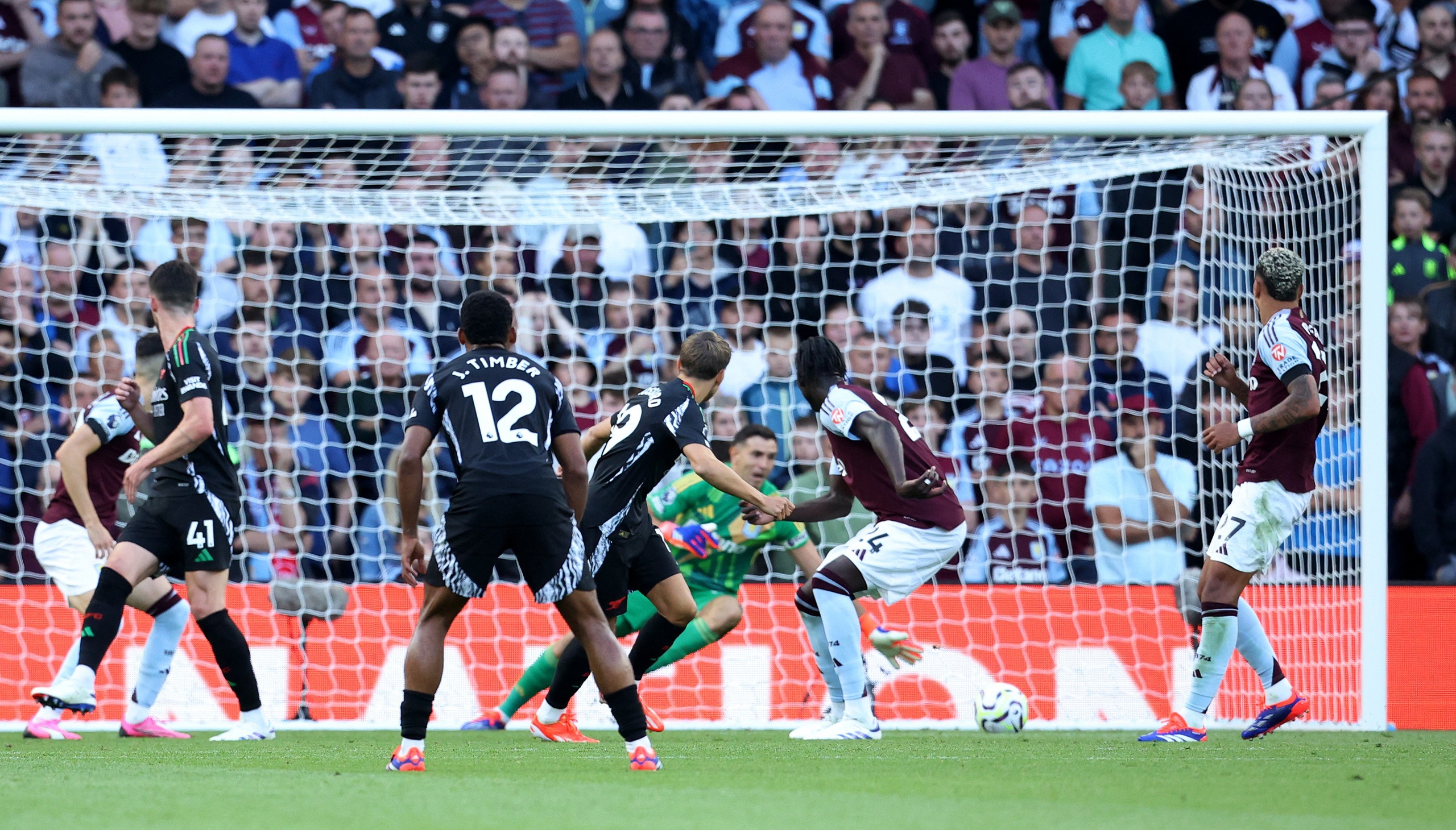 Aston Villa gục ng&atilde; s&acirc;n nh&agrave;, Arsenal g&oacute;p mặt Top 3 Ngoại hạng Anh- Ảnh 5.