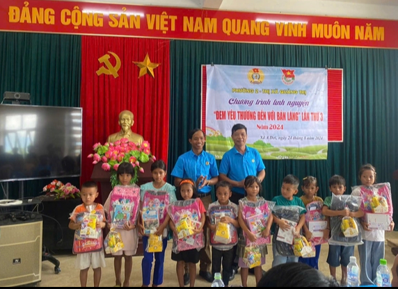 Đem y&ecirc;u thương đến với bản l&agrave;ng- Ảnh 2.
