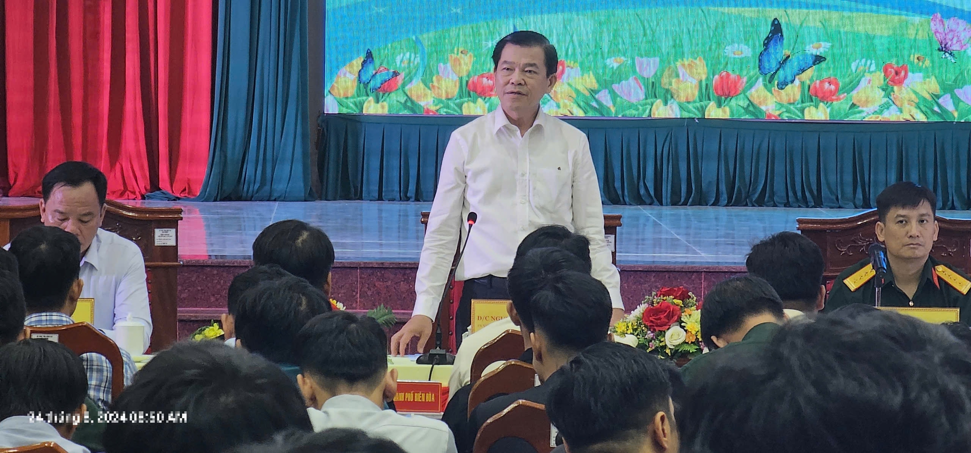 B&iacute; thư Tỉnh ủy Đồng Nai đối thoại với thanh ni&ecirc;n xuất ngũ- Ảnh 1.