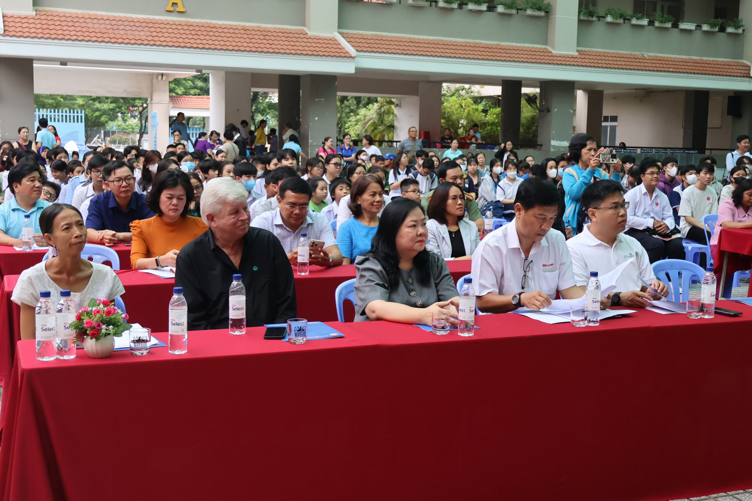 B&aacute;o Người Lao Động trao 100 suất học bổng, đồng h&agrave;nh c&ugrave;ng Quỹ "V&igrave; người ngh&egrave;o" TP HCM- Ảnh 1.