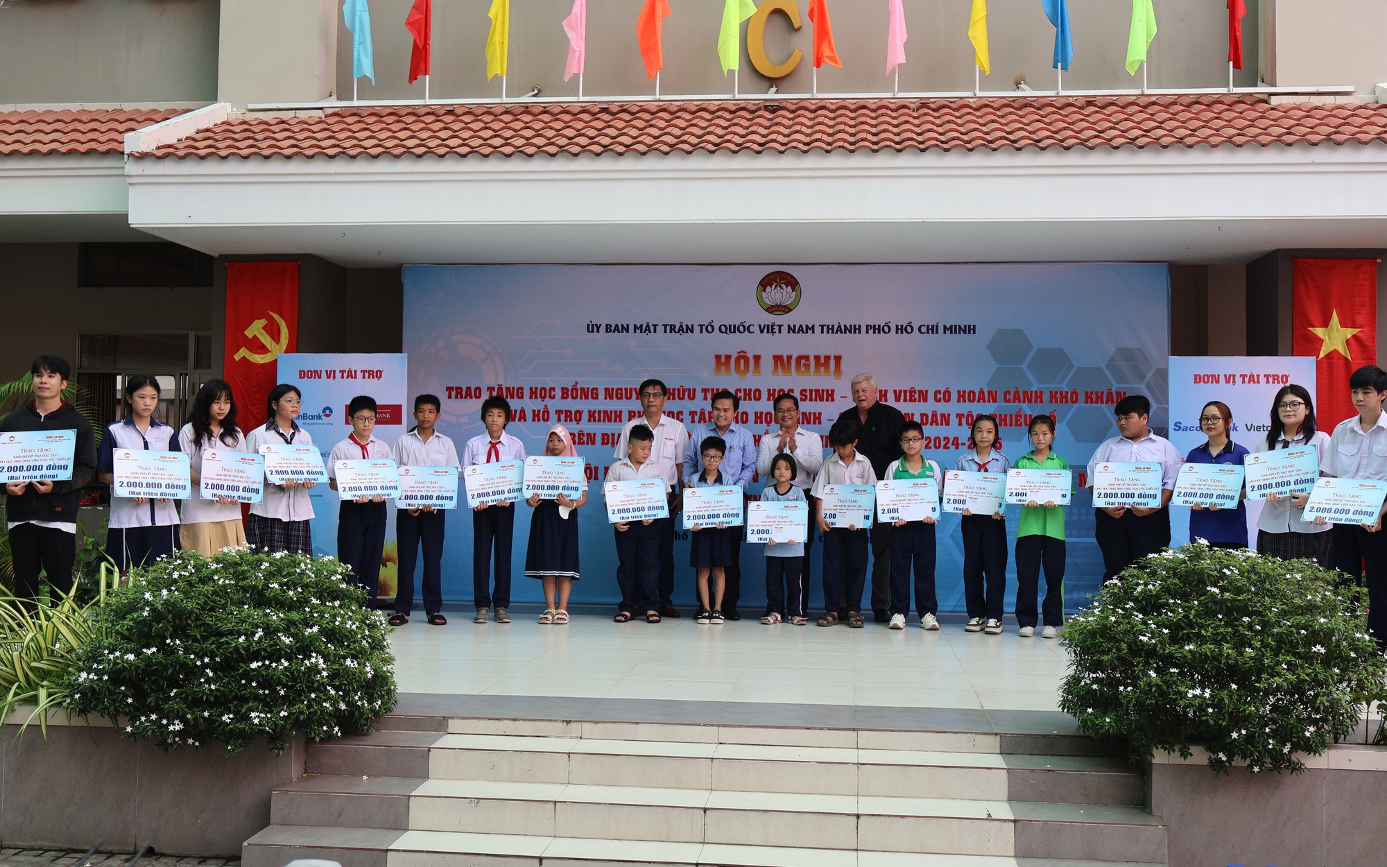 Báo Người Lao Động trao 100 suất học bổng, đồng hành cùng Quỹ "Vì người nghèo" TP HCM