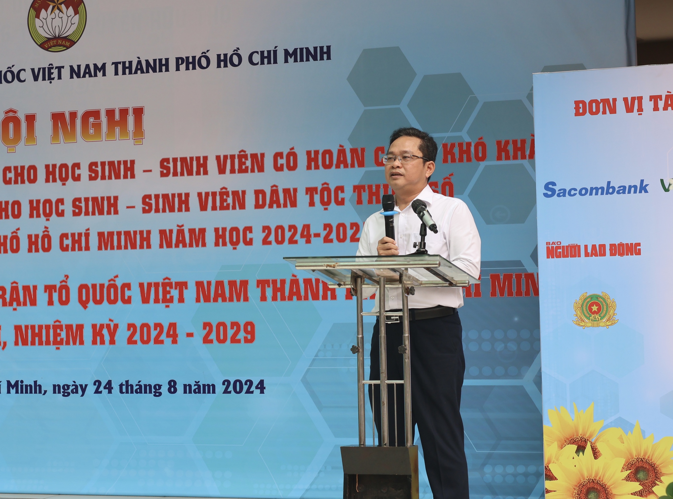 B&aacute;o Người Lao Động trao 100 suất học bổng, đồng h&agrave;nh c&ugrave;ng Quỹ "V&igrave; người ngh&egrave;o" TP HCM- Ảnh 2.