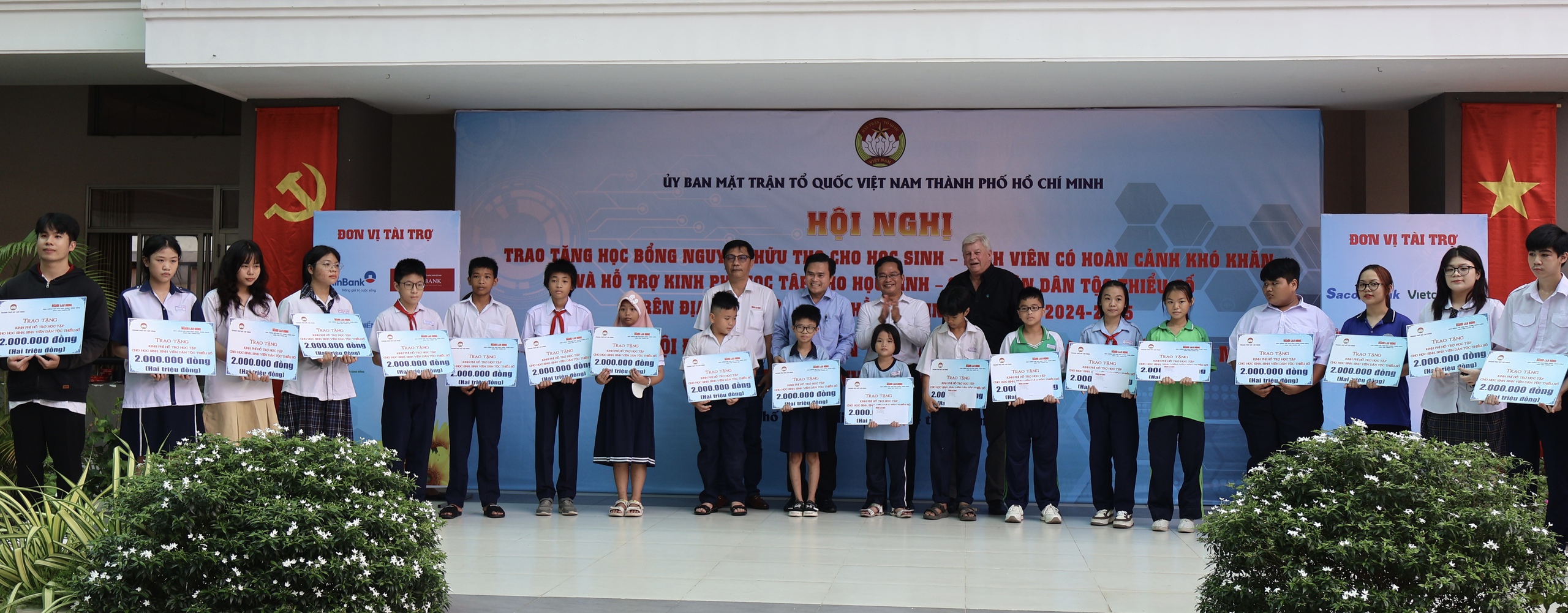 B&aacute;o Người Lao Động trao 100 suất học bổng, đồng h&agrave;nh c&ugrave;ng Quỹ "V&igrave; người ngh&egrave;o" TP HCM- Ảnh 3.