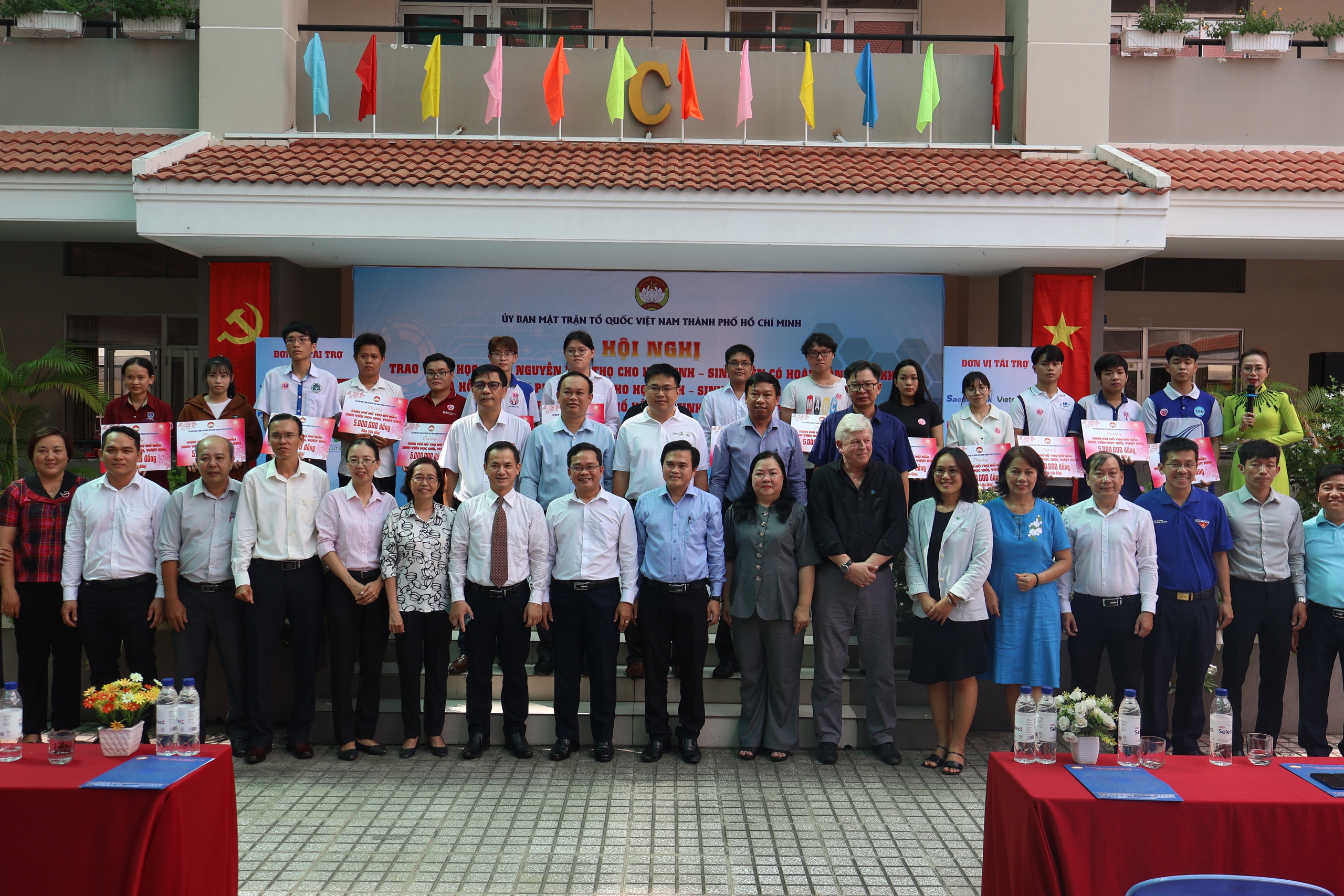 B&aacute;o Người Lao Động trao 100 suất học bổng, đồng h&agrave;nh c&ugrave;ng Quỹ "V&igrave; người ngh&egrave;o" TP HCM- Ảnh 4.