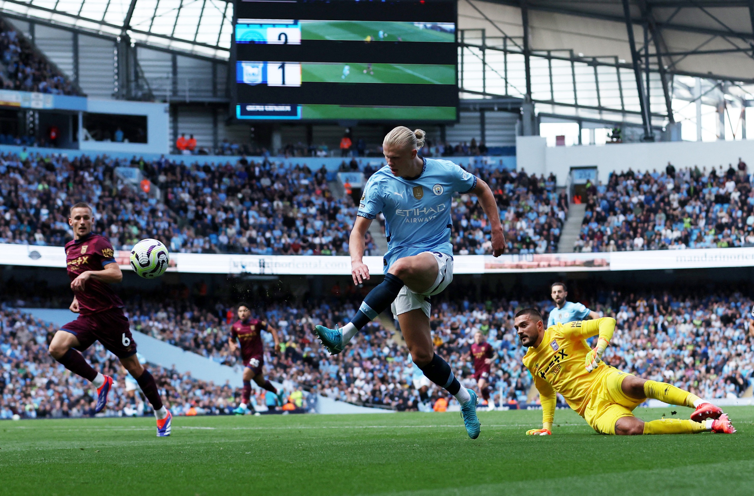Haaland lập hat-trick trước Ipswich Town, Man City chiếm ng&ocirc;i đầu Ngoại hạng- Ảnh 6.