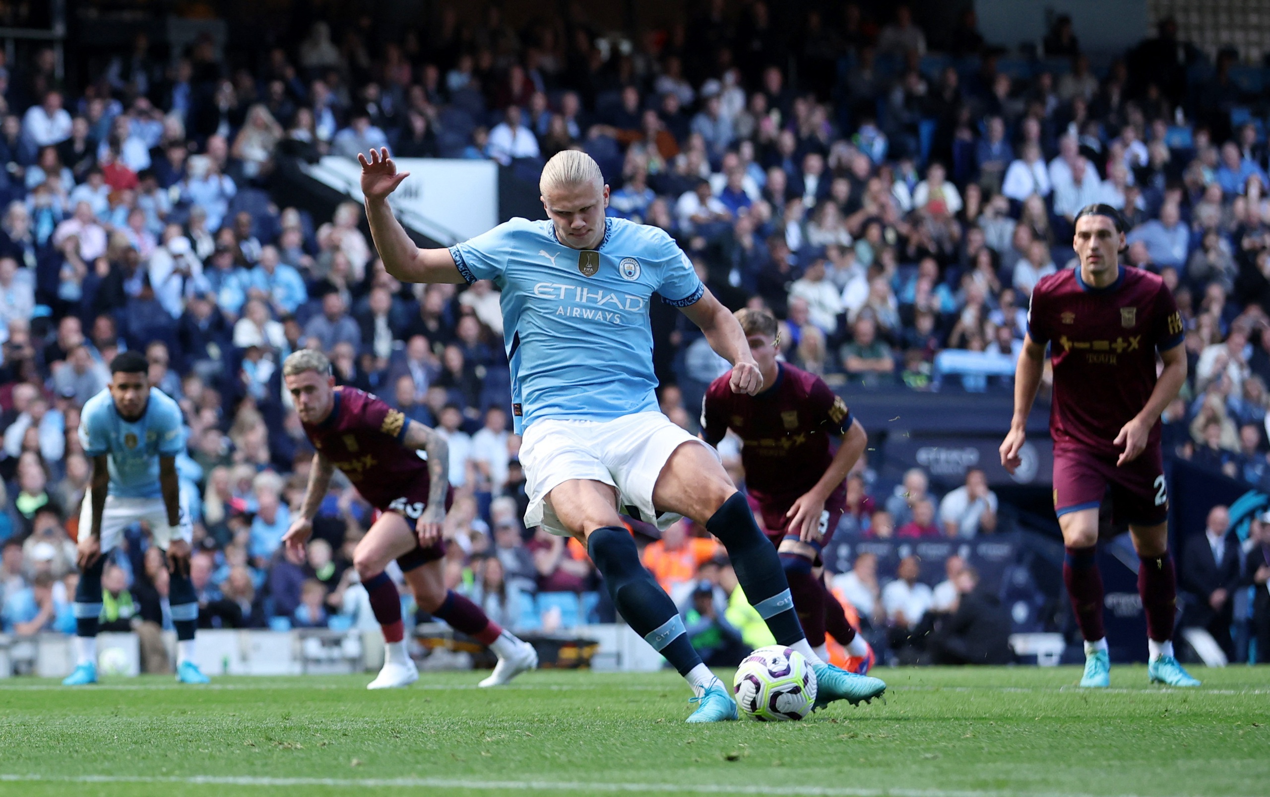 Haaland lập hat-trick trước Ipswich Town, Man City chiếm ng&ocirc;i đầu Ngoại hạng- Ảnh 4.