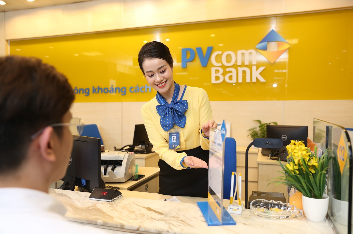 PVcomBank cung cấp g&oacute;i giải ph&aacute;p t&agrave;i ch&iacute;nh to&agrave;n diện cho kh&aacute;ch h&agrave;ng hưởng an sinh x&atilde; hội- Ảnh 1.