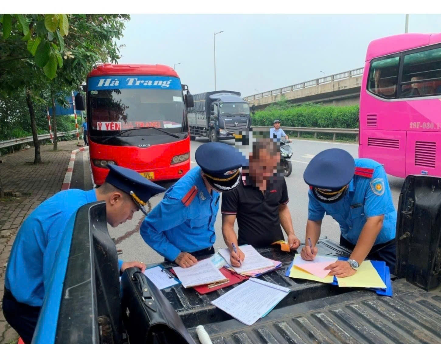 Lực lượng chức năng kiểm tra xe hợp đồng hoạt động tr&ecirc;n đường phố H&agrave; Nội. Ảnh: LƯƠNG TUẤN