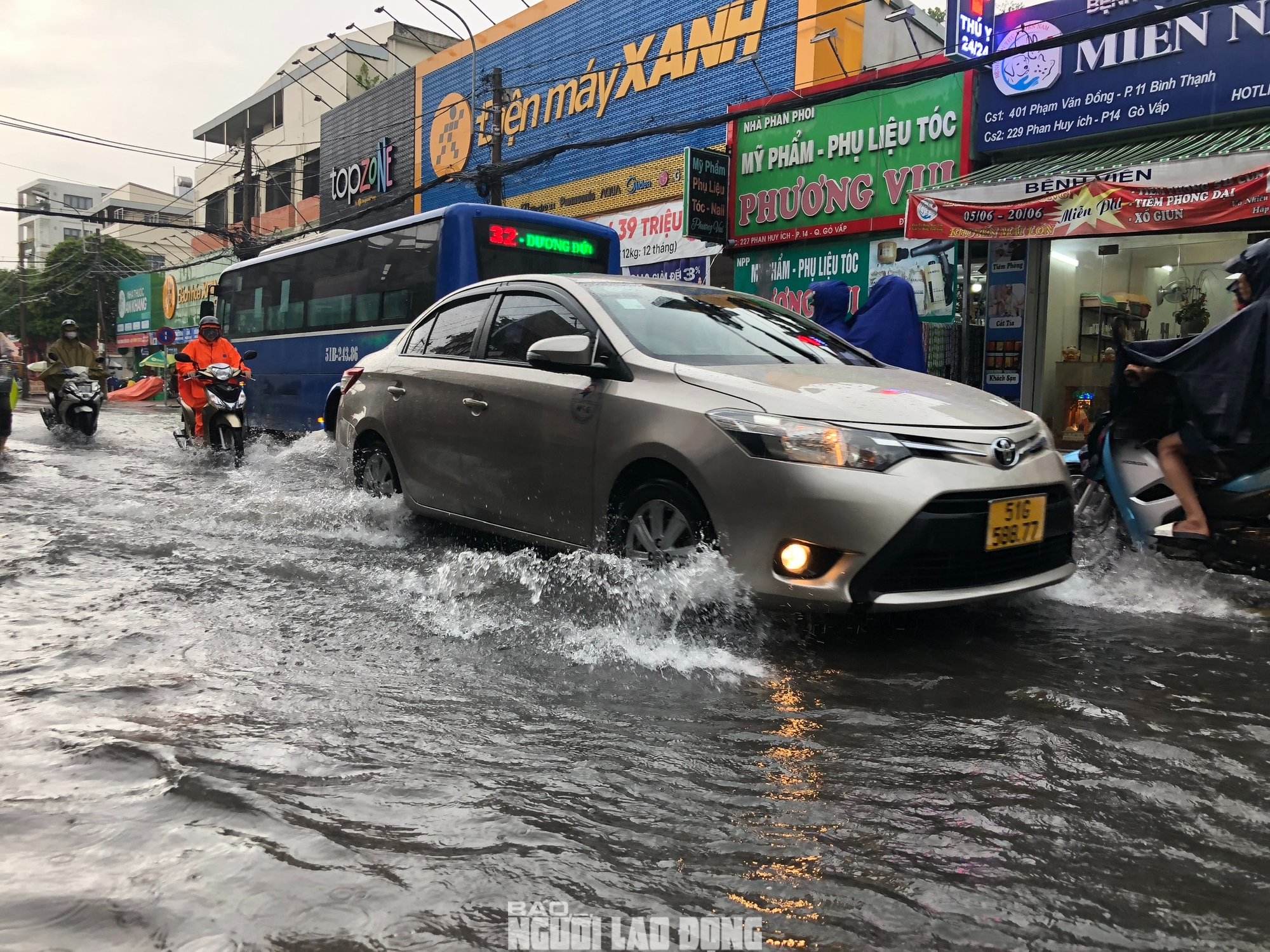 Loạt ảnh đường phố TP HCM m&ecirc;nh m&ocirc;ng nước sau trận mưa lớn chiều nay- Ảnh 3.