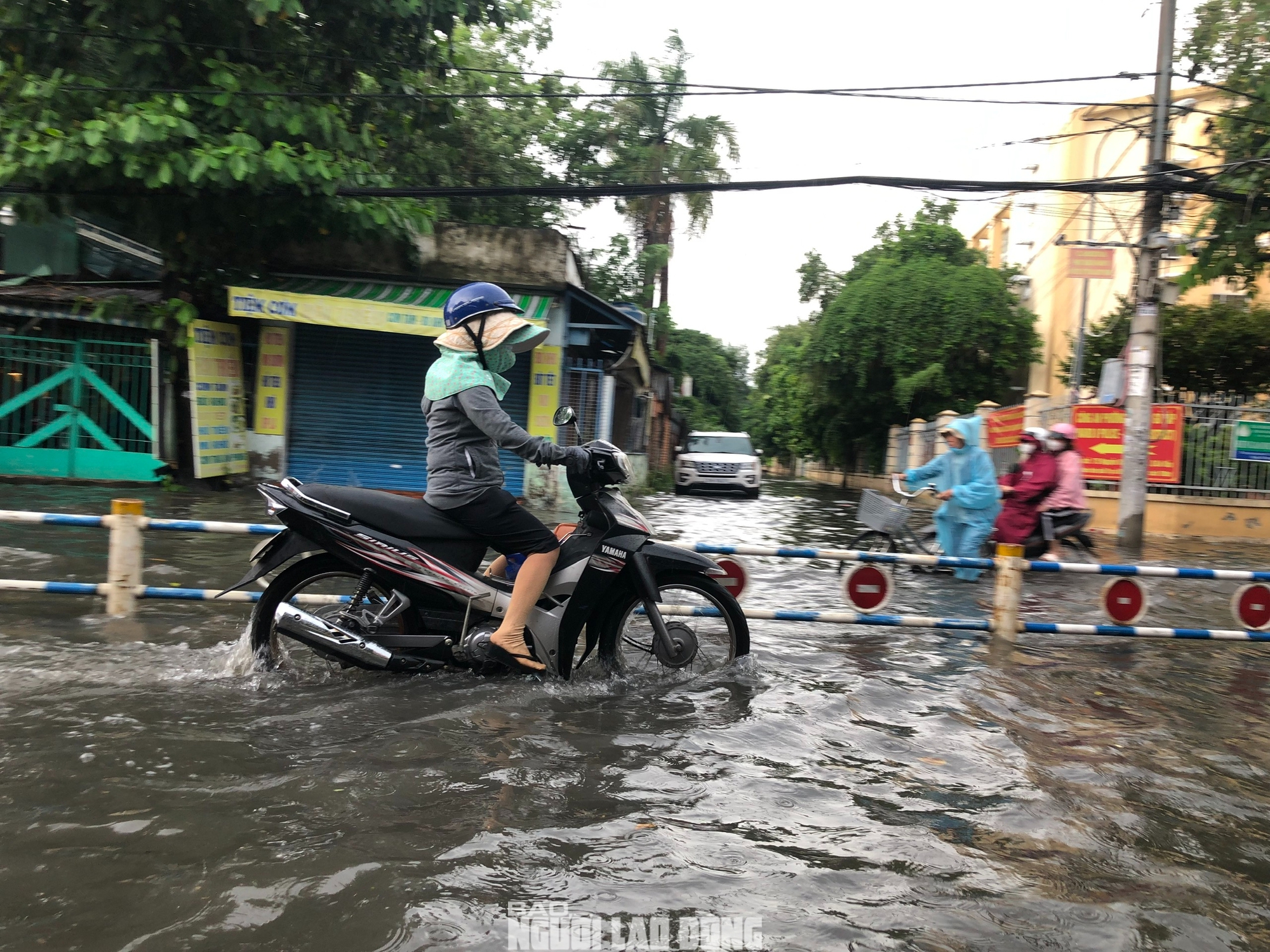 Loạt ảnh đường phố TP HCM m&ecirc;nh m&ocirc;ng nước sau trận mưa lớn chiều nay- Ảnh 11.