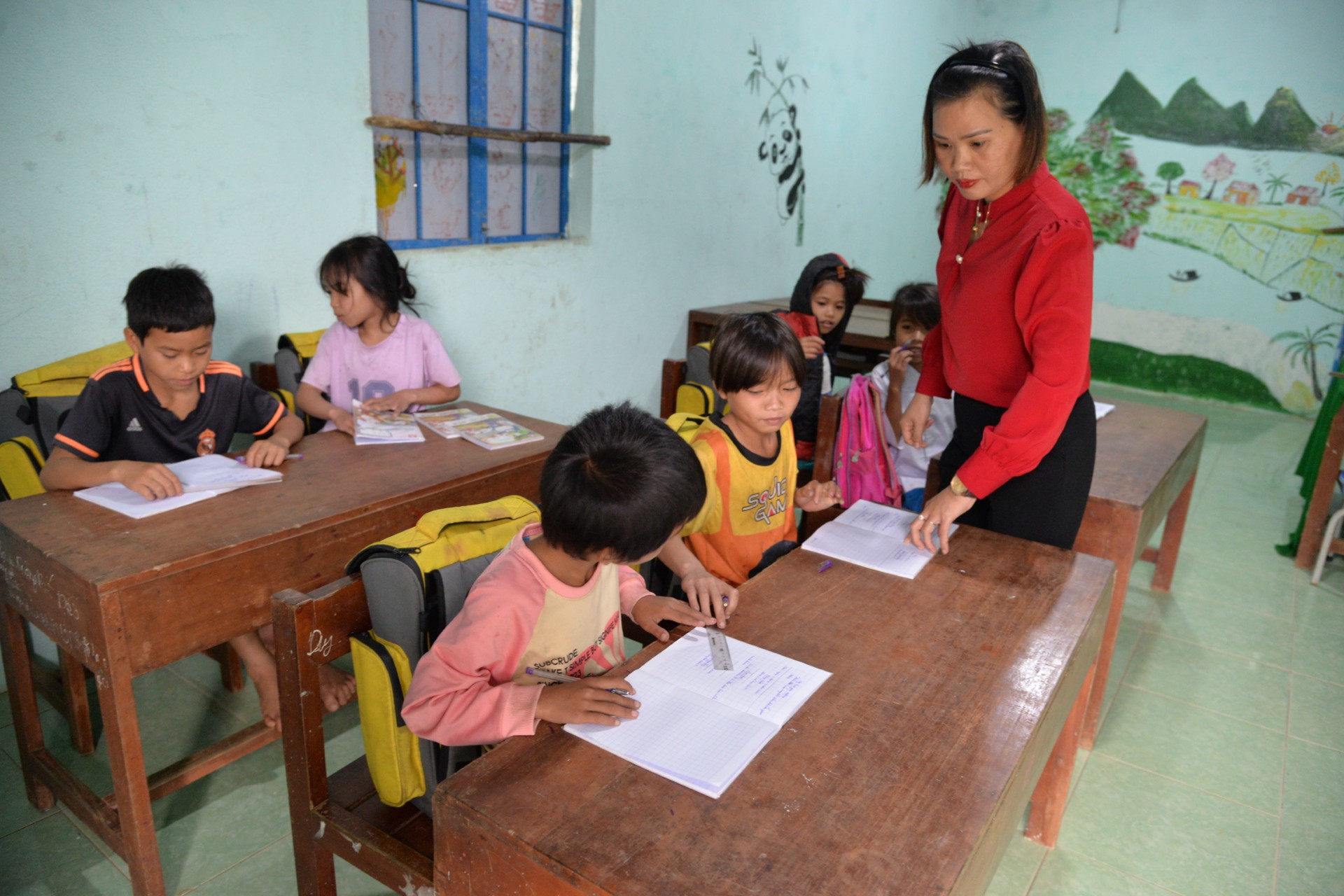 Một giờ dạy của giáo viên cắm bản ở điểm trường thôn Quế, xã Trà Bùi, huyện Trà Bồng, tỉnh Quảng Ngãi Ảnh: Tử Trực