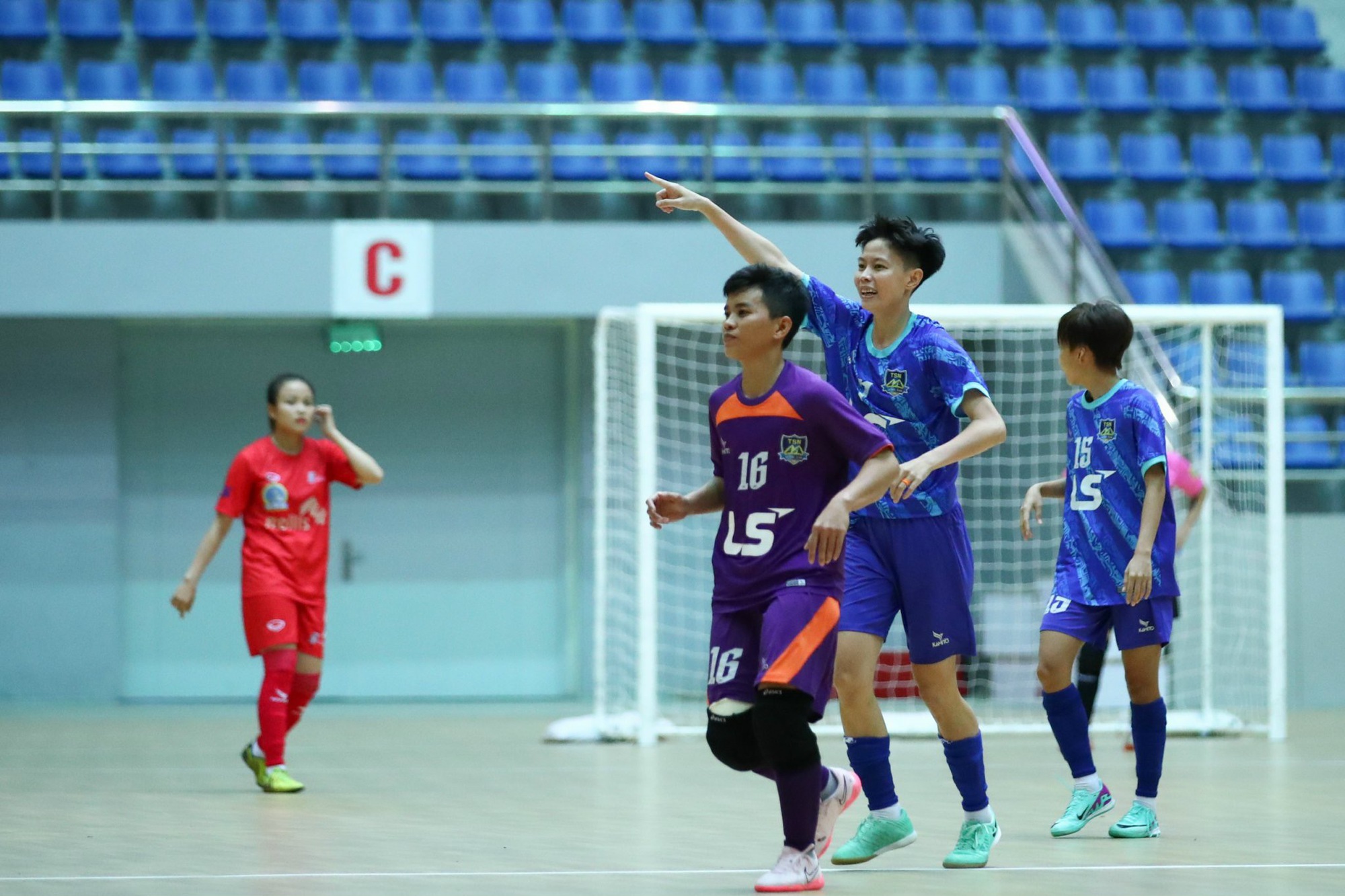 Hai đội futsal nữ TP HCM to&agrave;n thắng ng&agrave;y đầu giải quốc gia- Ảnh 2.