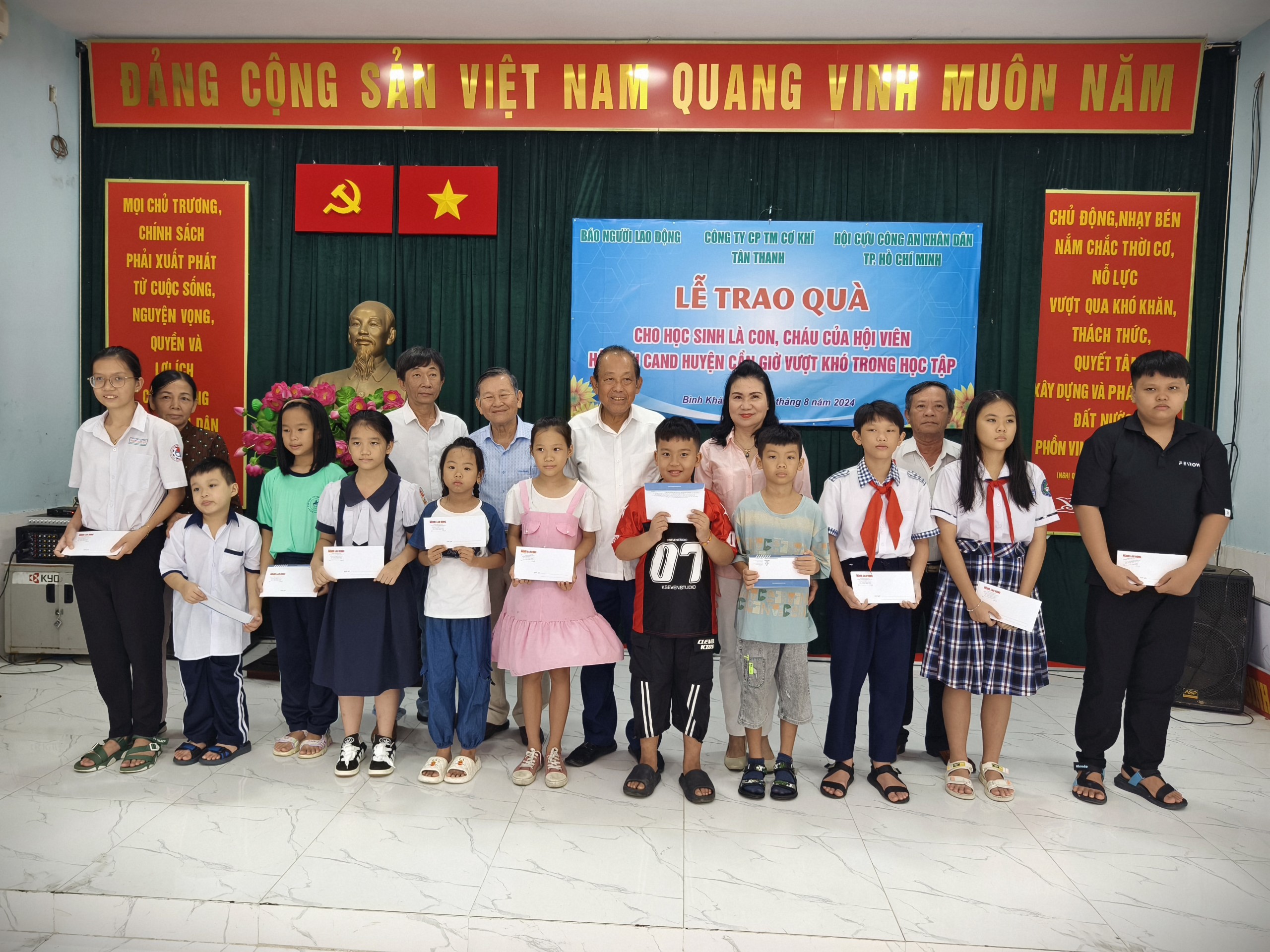 Trao học bổng hỗ trợ con, ch&aacute;u hội vi&ecirc;n Hội Cựu C&ocirc;ng an nh&acirc;n d&acirc;n TP HCM- Ảnh 2.