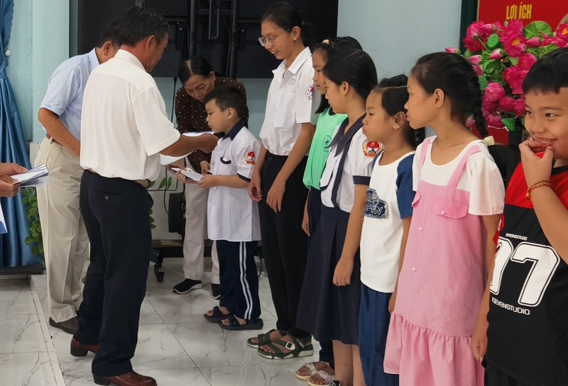 Trao học bổng hỗ trợ con, ch&aacute;u hội vi&ecirc;n Hội Cựu C&ocirc;ng an nh&acirc;n d&acirc;n TP HCM- Ảnh 1.