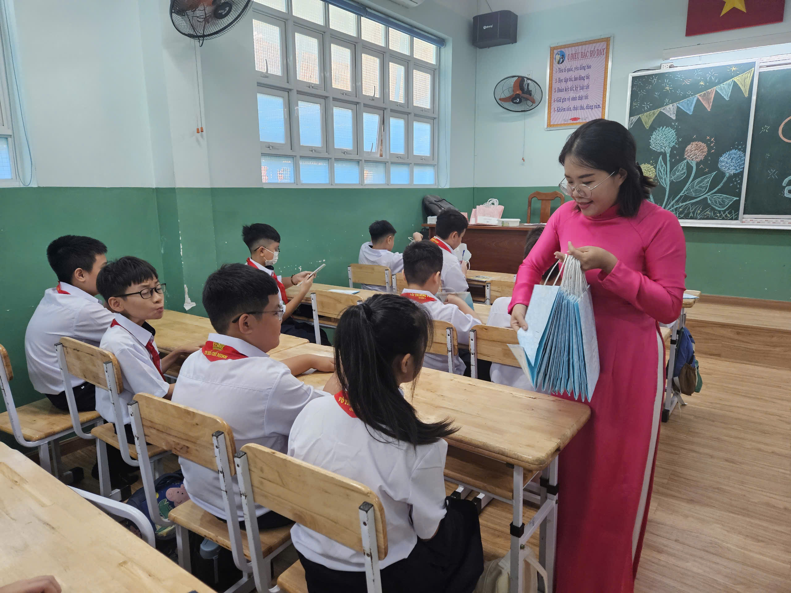 Những t&igrave;nh huống "kh&oacute; đỡ" ng&agrave;y tựu trường của học sinh TP HCM- Ảnh 6.