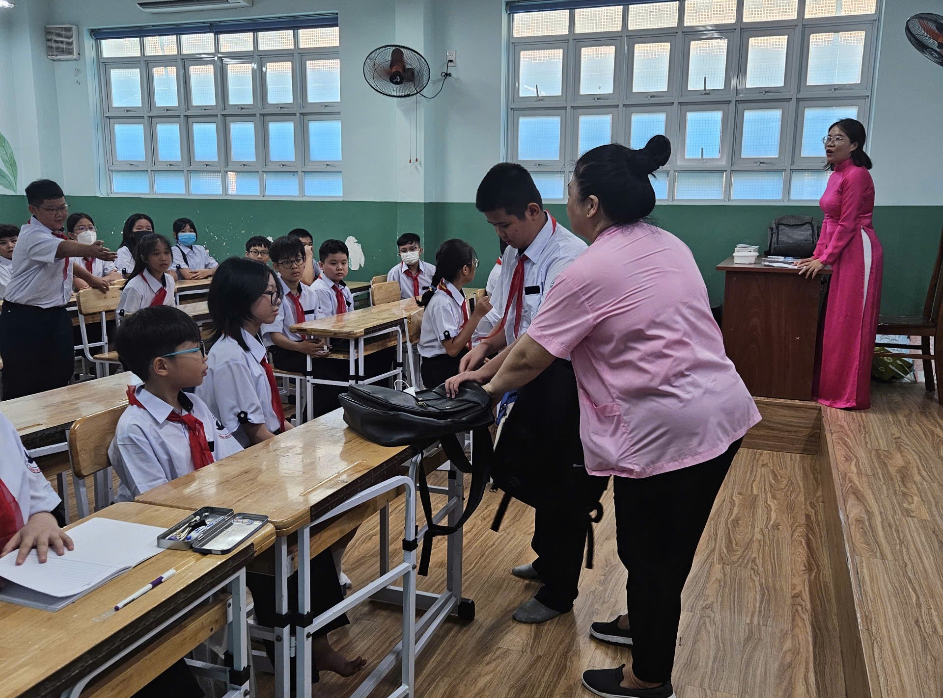 Những t&igrave;nh huống "kh&oacute; đỡ" ng&agrave;y tựu trường của học sinh TP HCM- Ảnh 2.