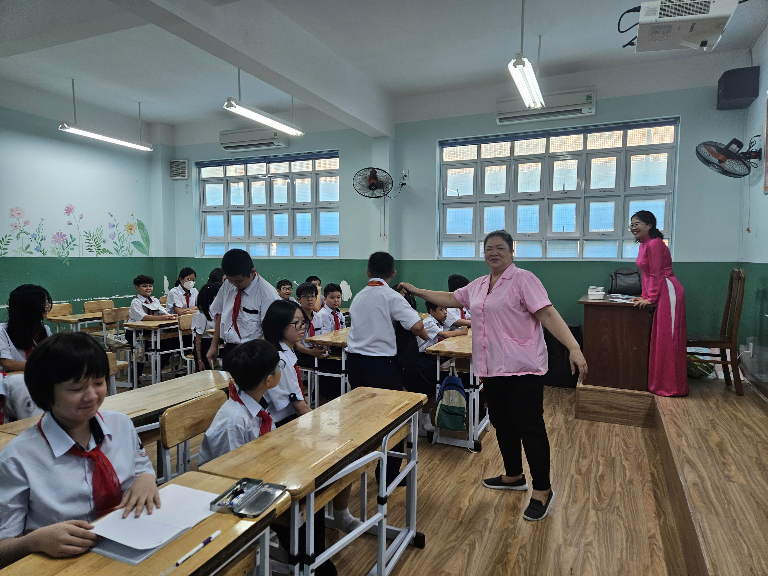 Những t&igrave;nh huống "kh&oacute; đỡ" ng&agrave;y tựu trường của học sinh TP HCM- Ảnh 3.