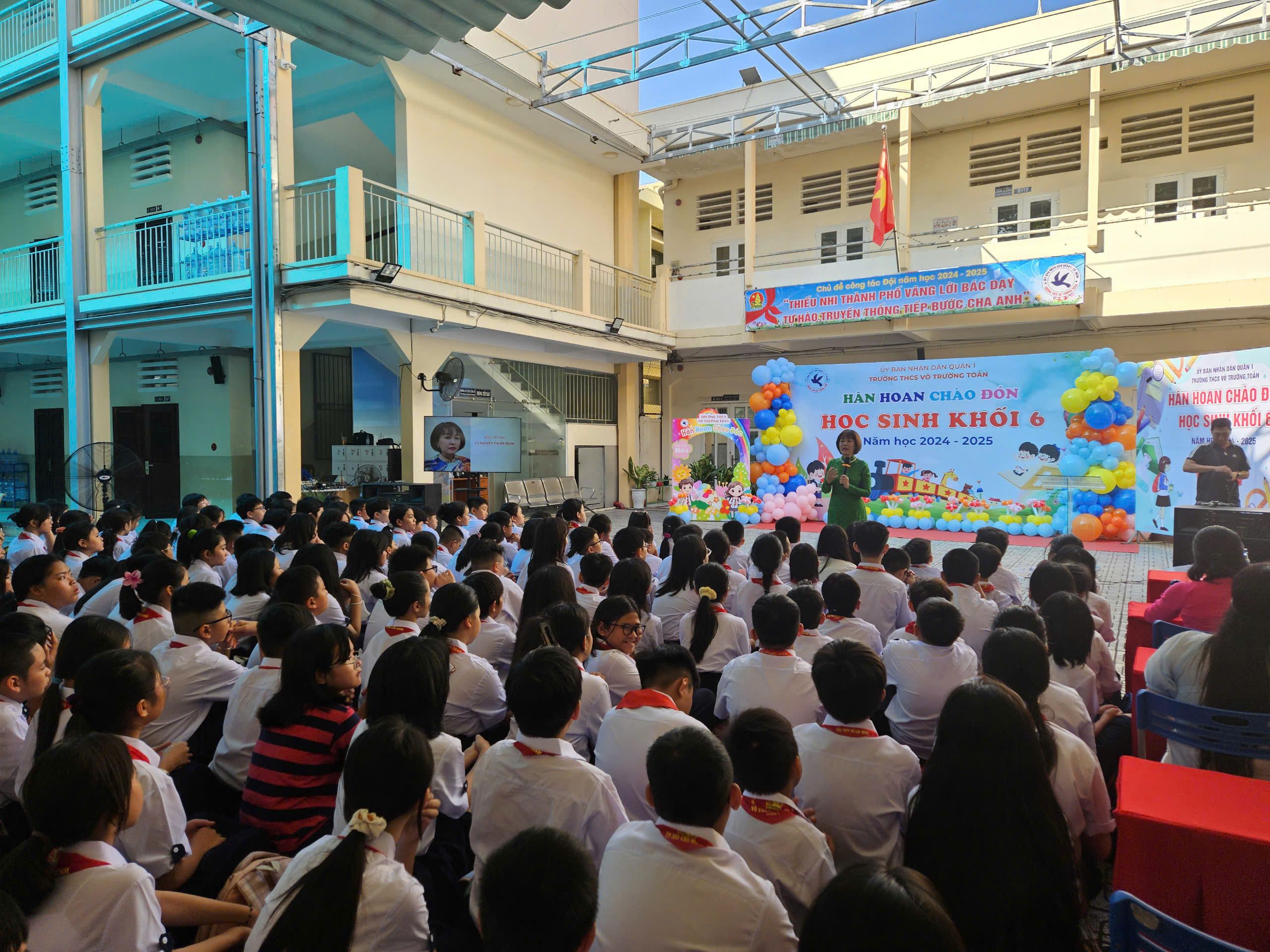 Những t&igrave;nh huống "kh&oacute; đỡ" ng&agrave;y tựu trường của học sinh TP HCM- Ảnh 1.