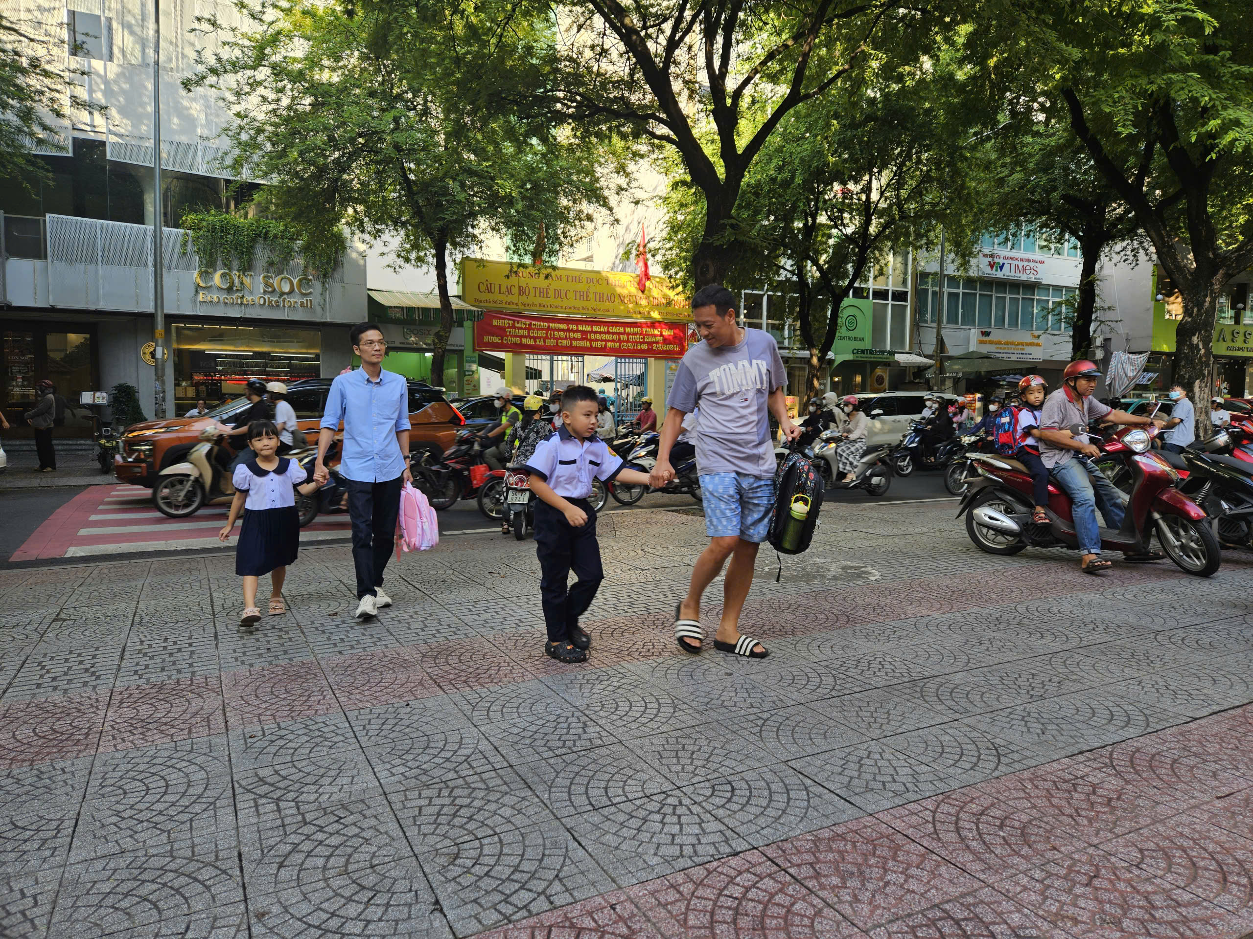 Những t&igrave;nh huống "kh&oacute; đỡ" ng&agrave;y tựu trường của học sinh TP HCM- Ảnh 4.