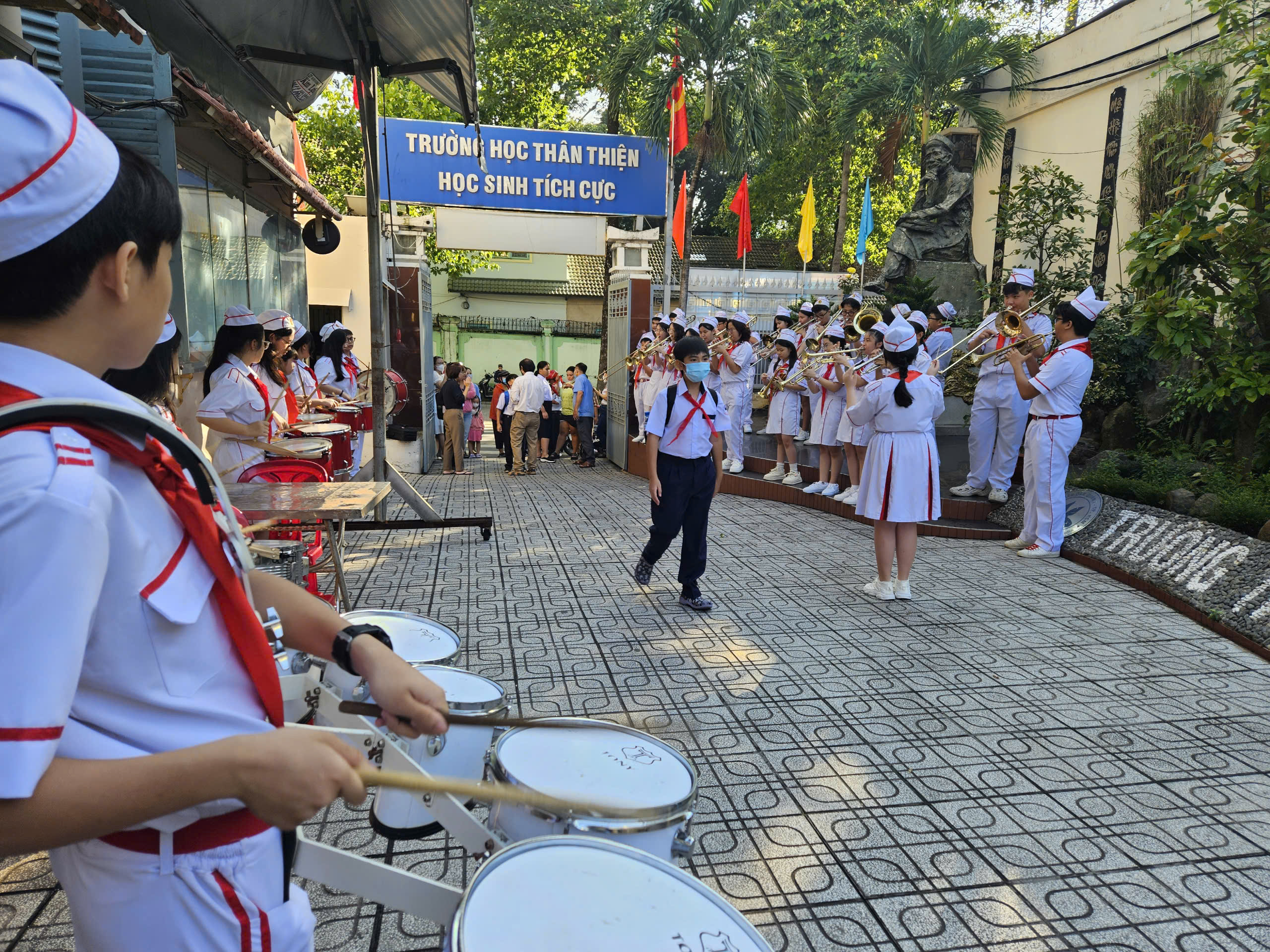 Những t&igrave;nh huống "kh&oacute; đỡ" ng&agrave;y tựu trường của học sinh TP HCM- Ảnh 5.