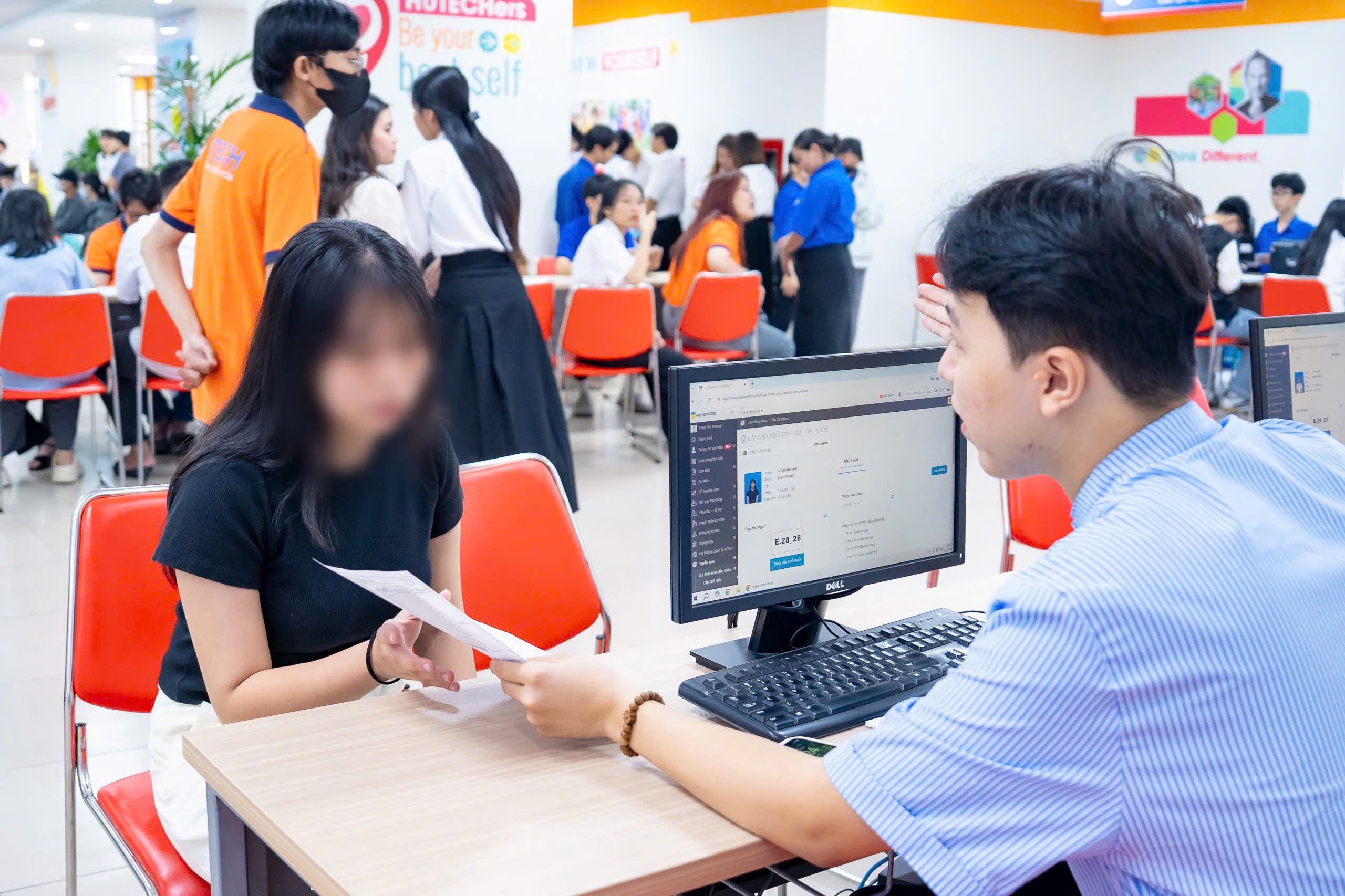 Nữ sinh mồ c&ocirc;i nhận học bổng ĐH to&agrave;n kh&oacute;a v&agrave; sinh hoạt ph&iacute;- Ảnh 1.