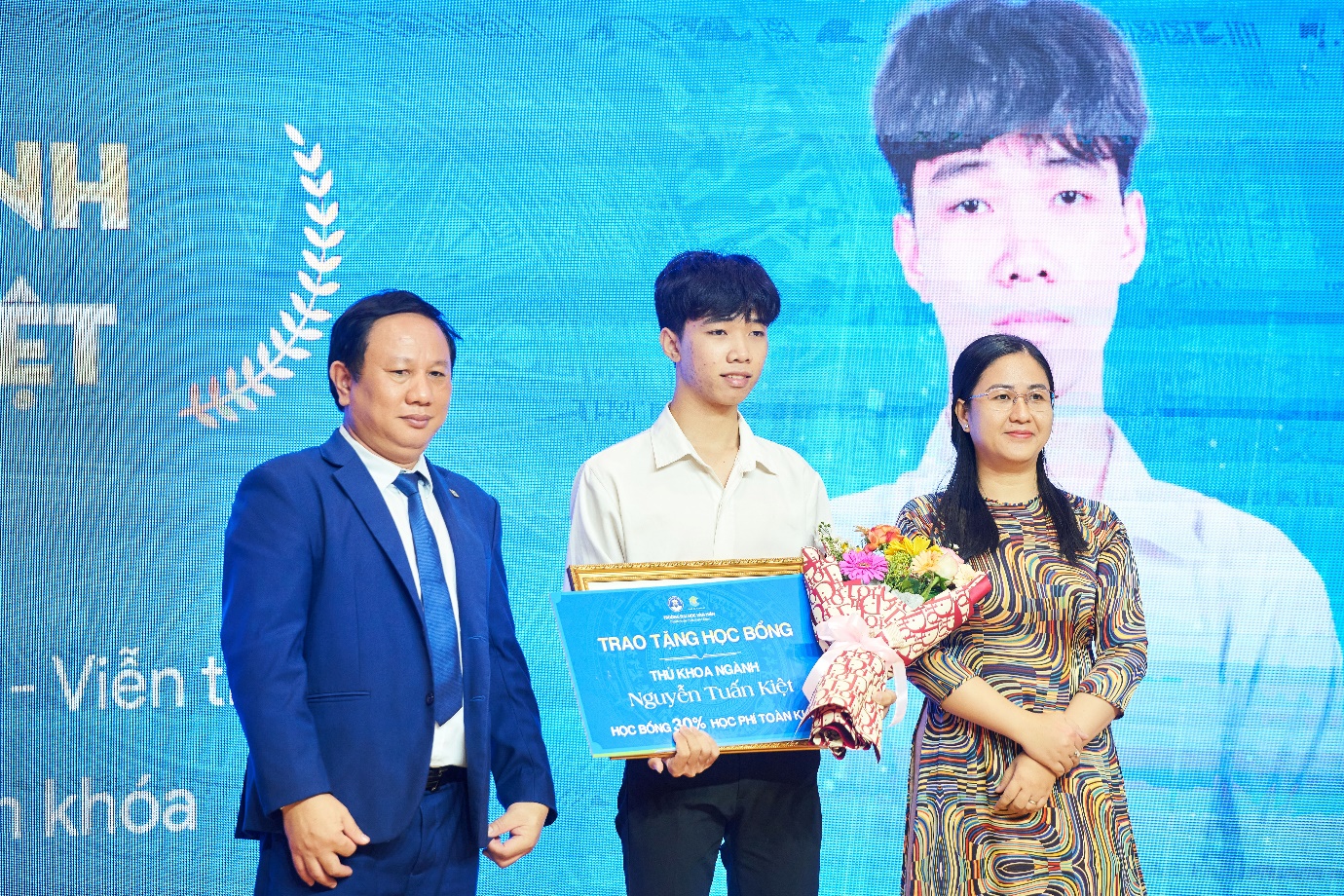 Trường Đại học Văn Hiến hỗ trợ 3 triệu đồng sinh hoạt ph&iacute; hằng th&aacute;ng cho thủ khoa v&agrave; &aacute; khoa trường- Ảnh 1.